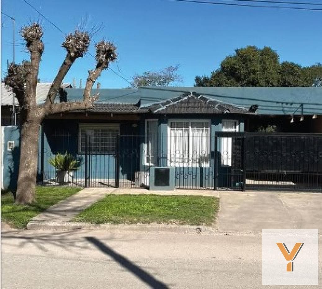 House for Sale - 2 Bedrooms, 1 Bathroom - Parking Spaces - 400 square meters - Capitán Sarmiento