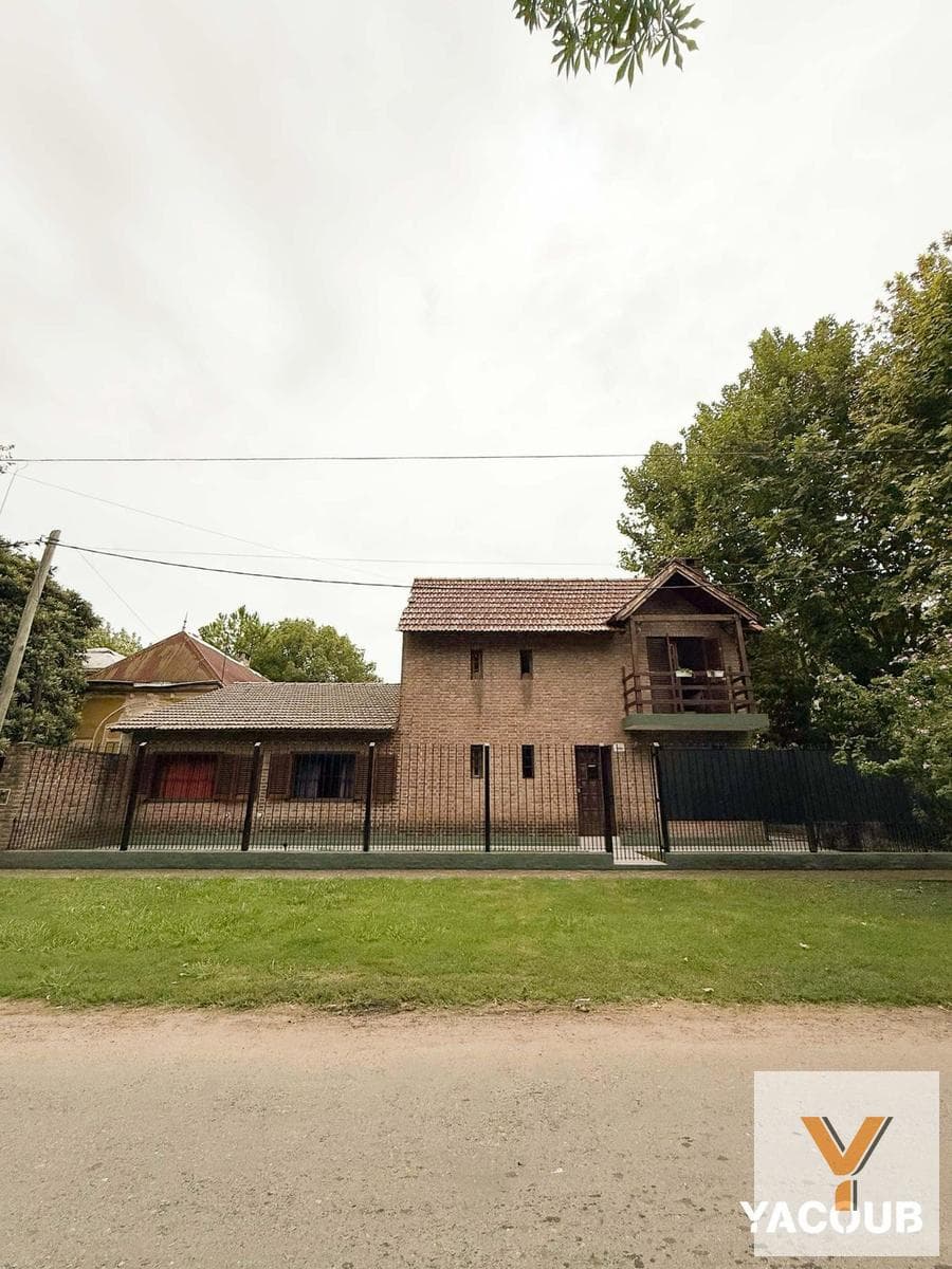 House for Sale - 4 Bedrooms, 2 Bathrooms - 400 m² - La Plata-Villa Elisa.