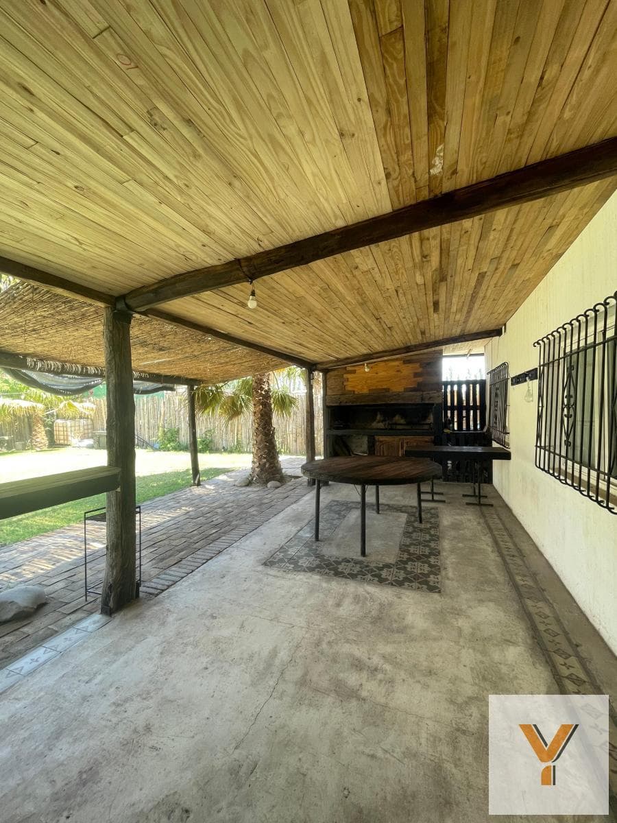 House for Sale - 2 Bedrooms, 1 Bathroom - 420 m² - Mendoza