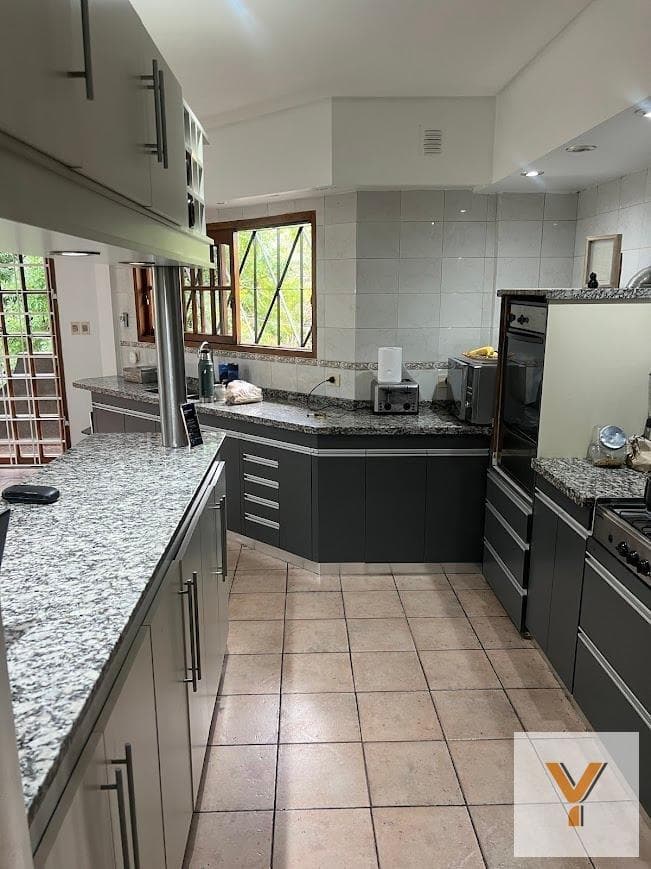 House for Sale - 2 Bedrooms, 1 Bathroom - 300 m² - Longchamps
