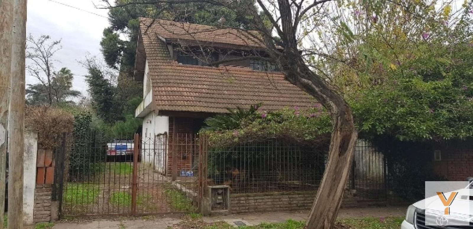 House for Sale - 4 Bedrooms, 2 Bathrooms - Parking Spaces - 400 m² - Ituzaingó