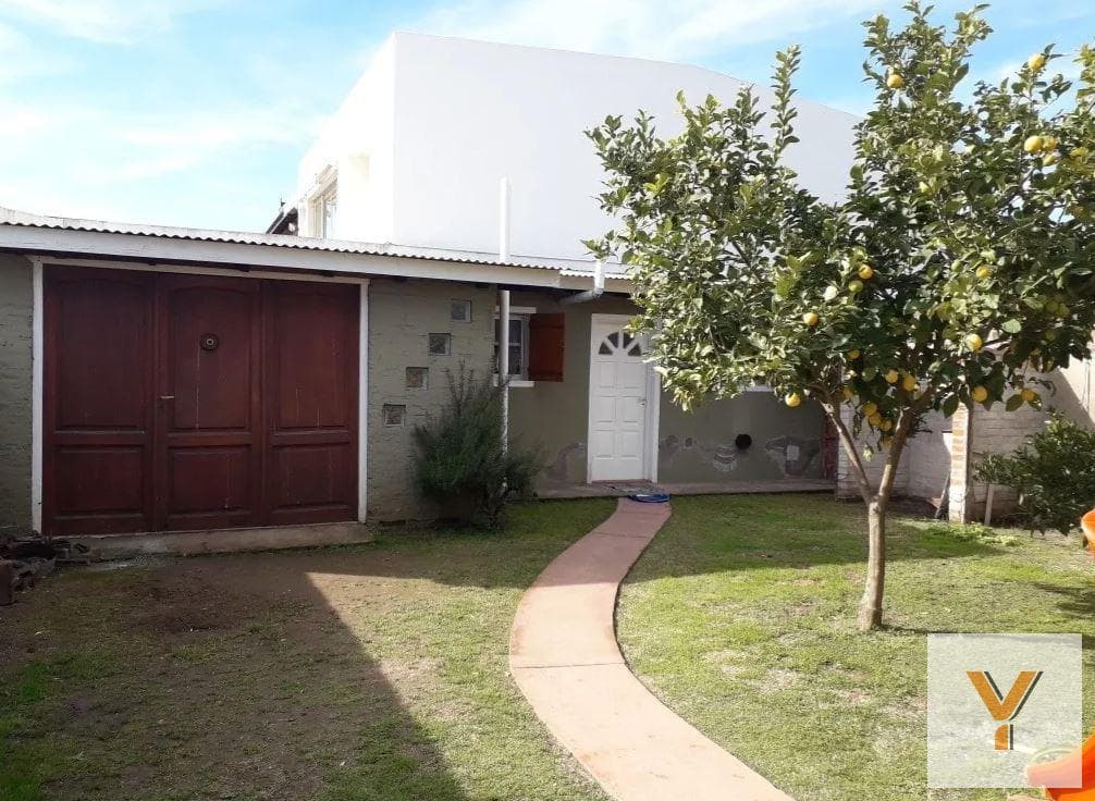 House for sale - 3 bedrooms, 2 bathrooms - Parking spaces - 300 m² - Necochea