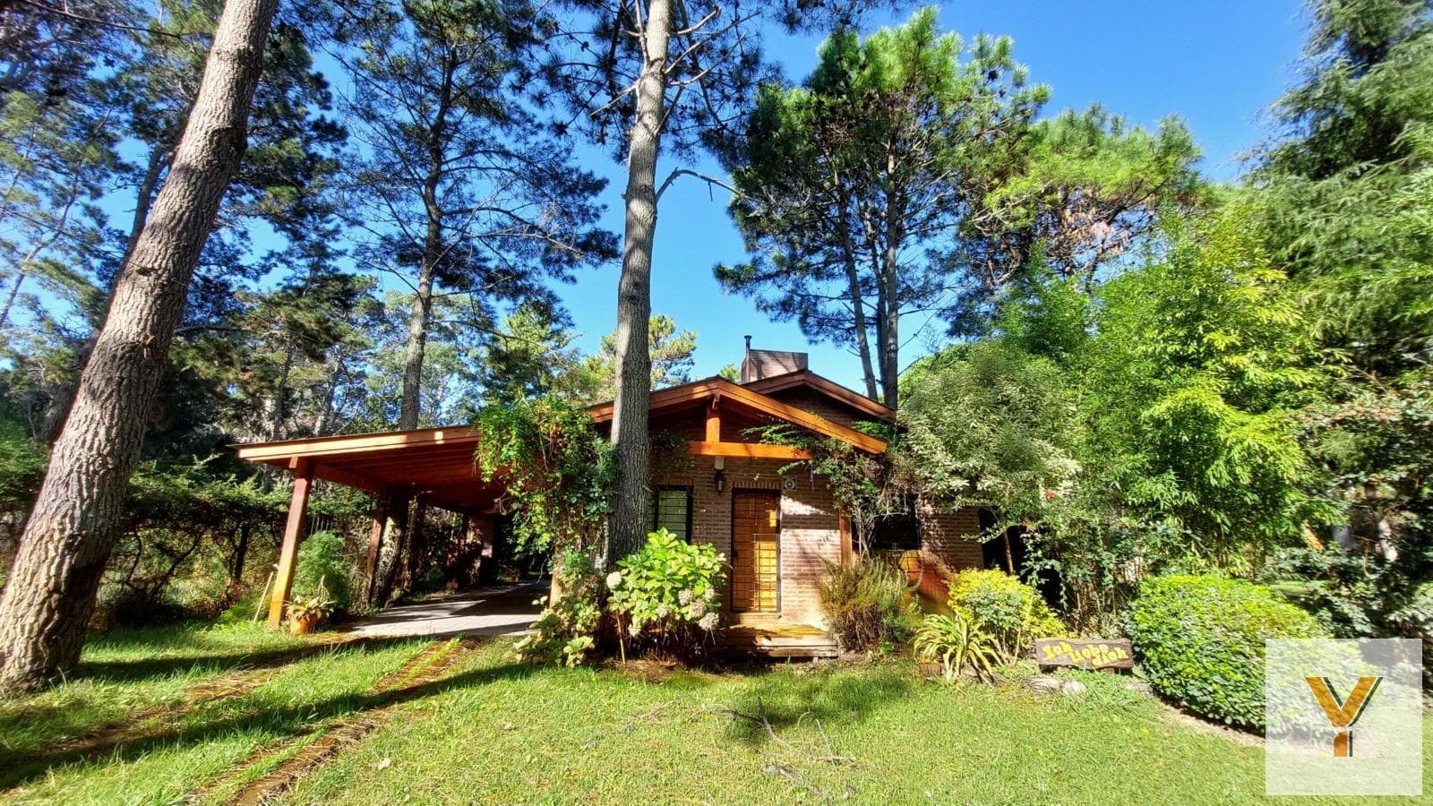 House for Sale - 3 Bedrooms, 2 Bathrooms - Costa del Este