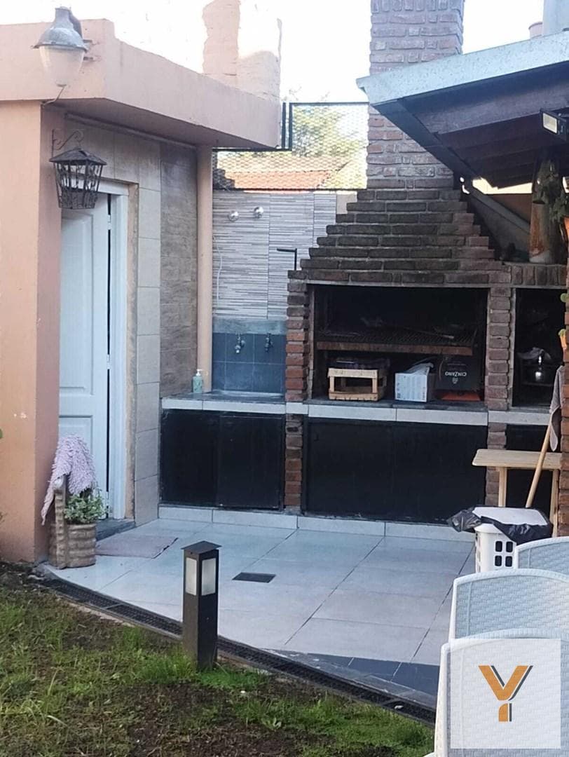 House for Sale - 4 Bedrooms, 3 Bathrooms - Castelar