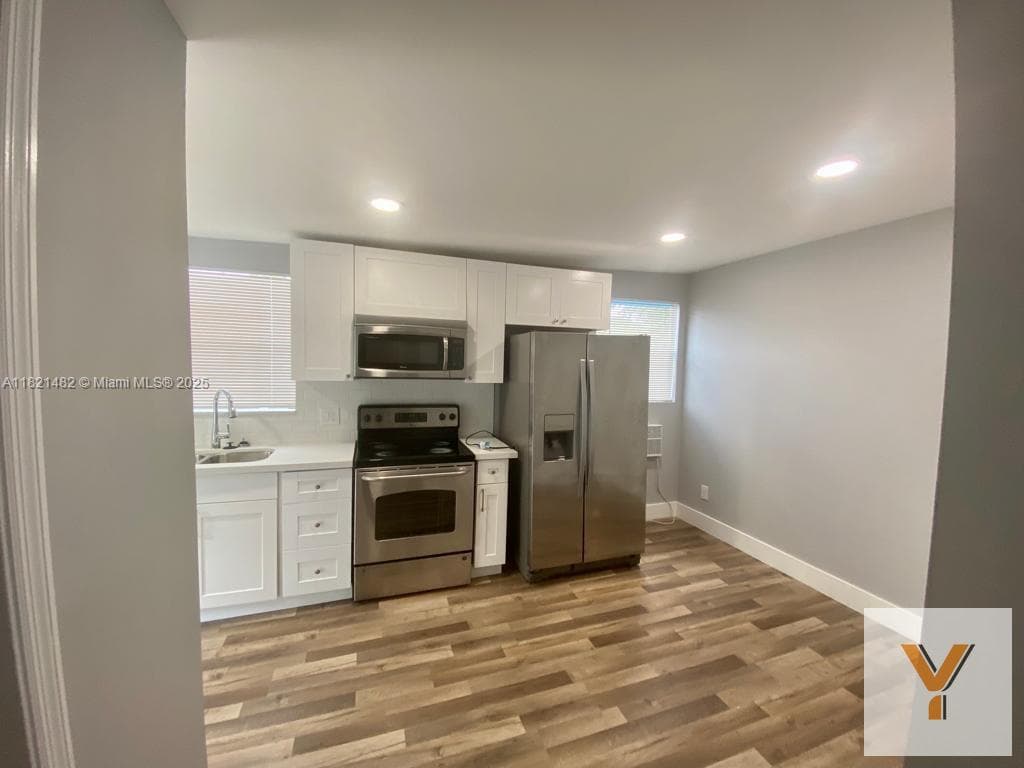 Apartment for Sale - 3 Bedrooms, 2 Bathrooms - Florida