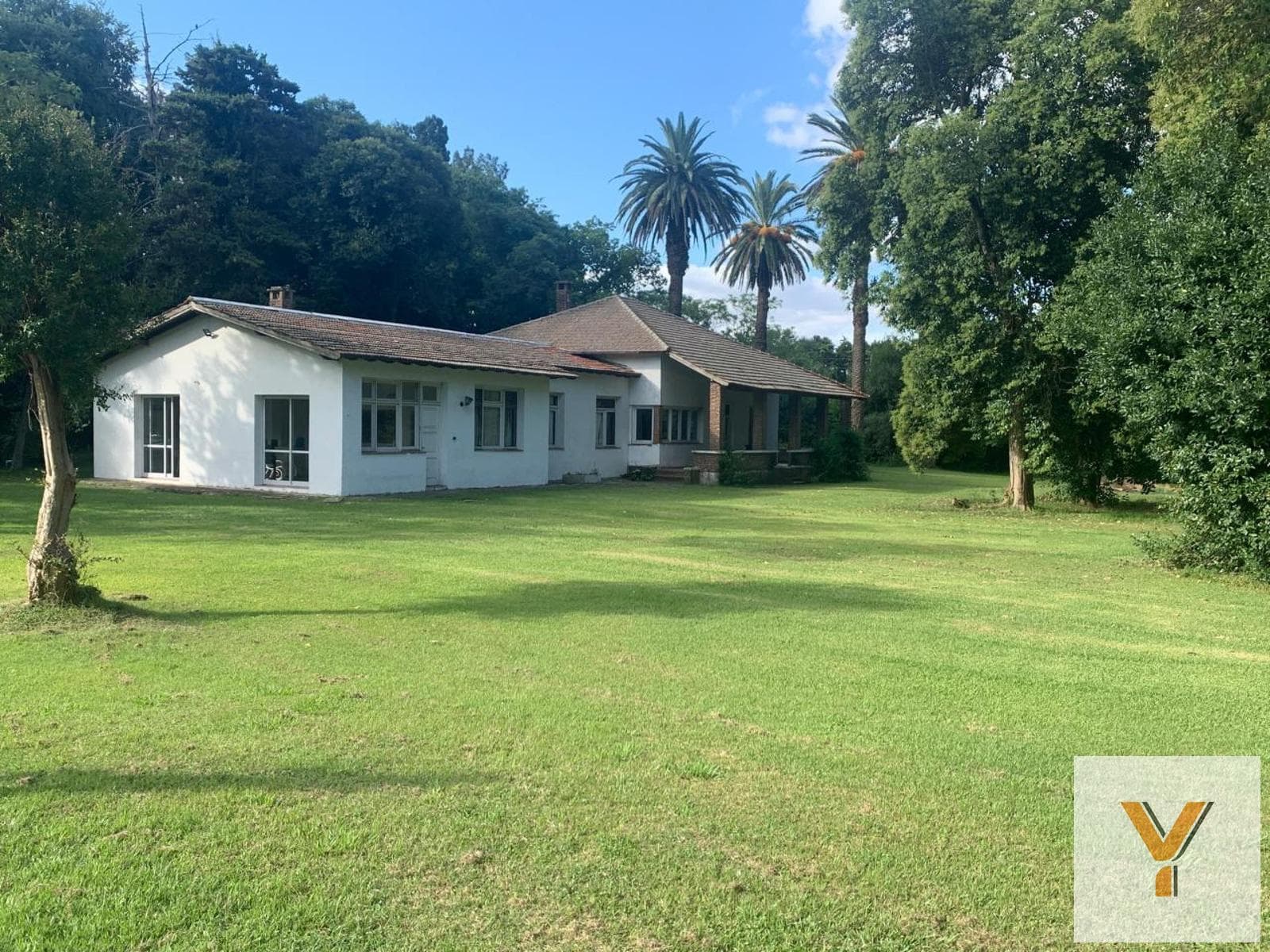 House for Sale - 5 Bedrooms, 4 Bathrooms - Abasto