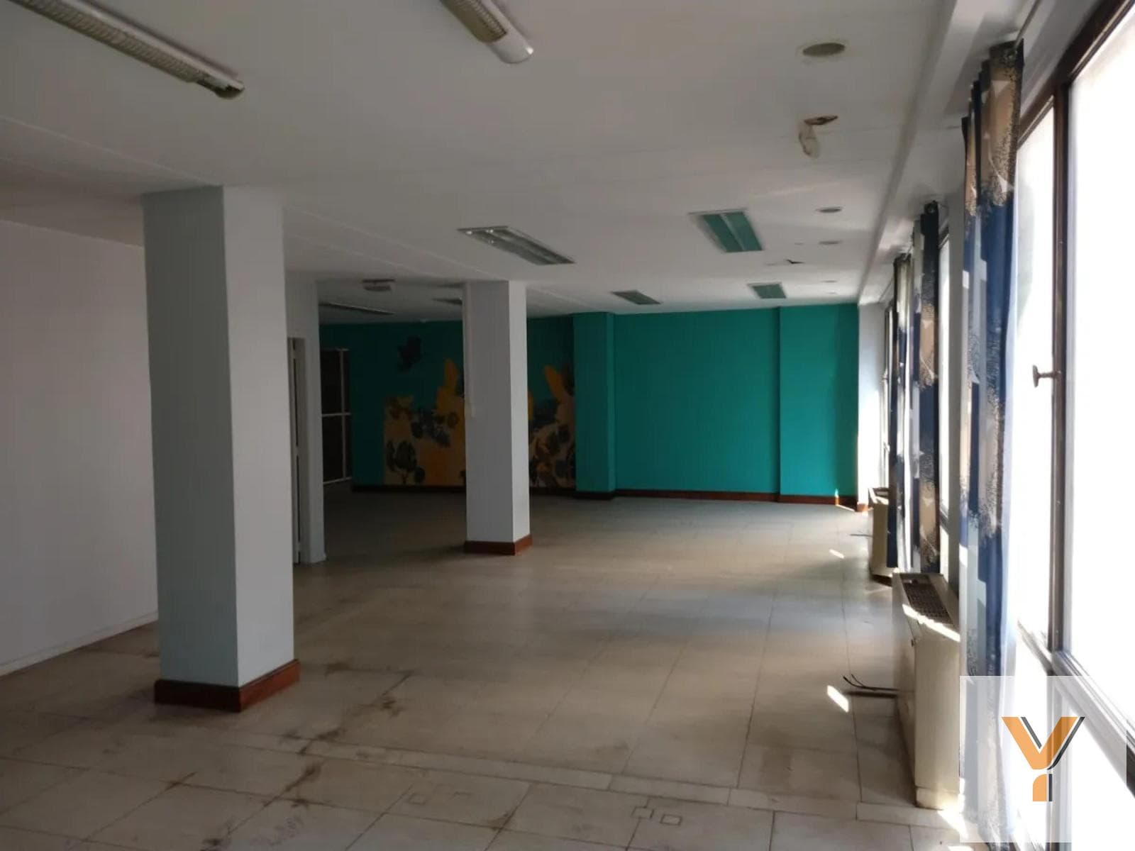 Commercial Office for Rent - 22 Offices, 6 Bathrooms - San Nicolás