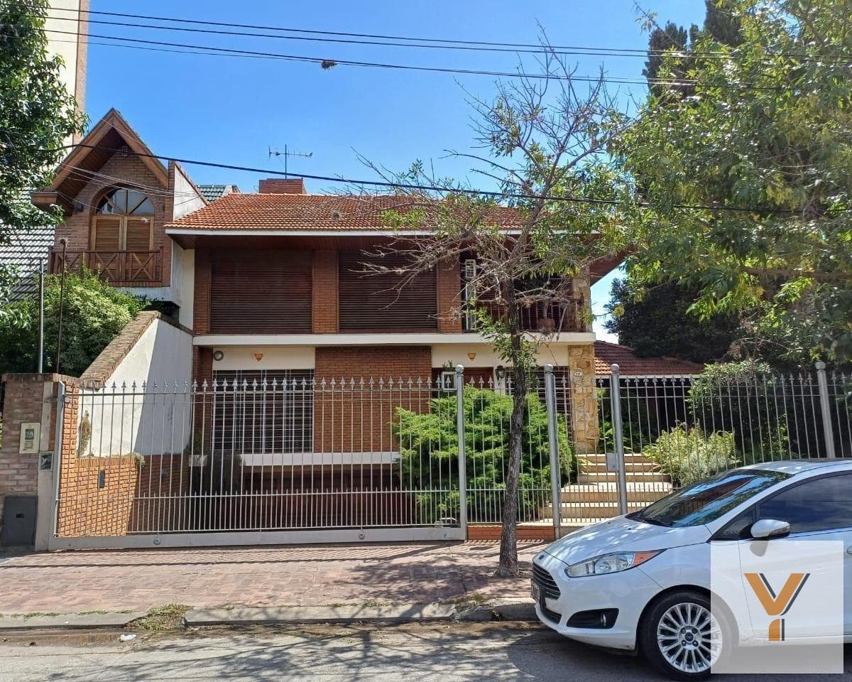 House for Sale - 4 Bedrooms, 4 Bathrooms - 546 m² - Quilmes