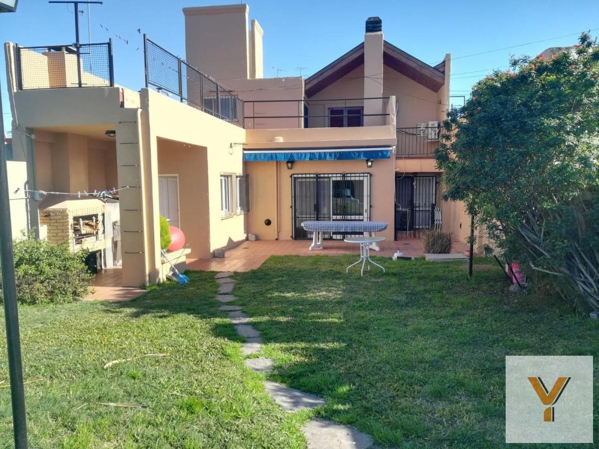 House for Sale - 2 Bedrooms, 1 Bathroom - 85 m² - Bernal