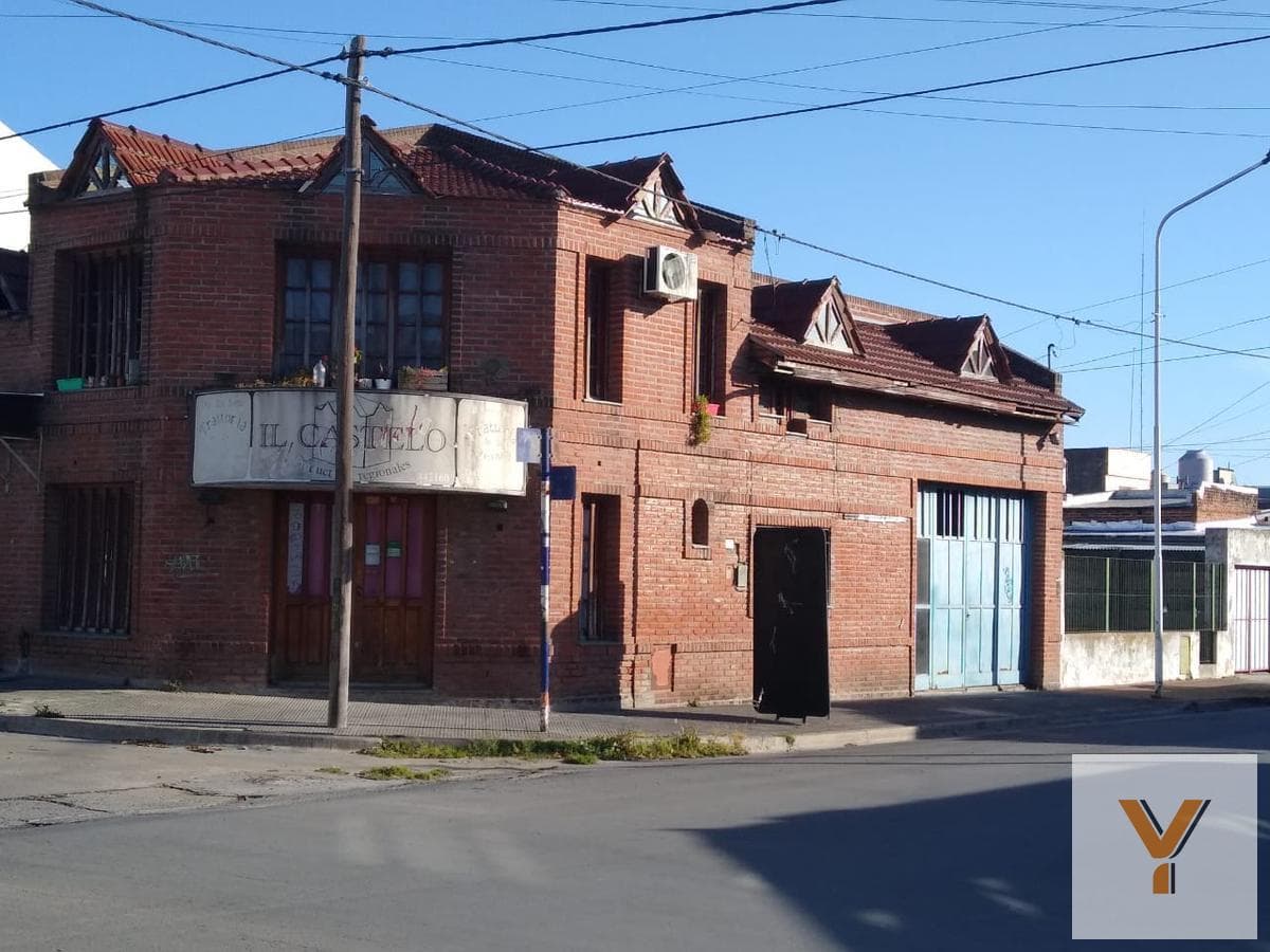 3 properties in one: house with commercial space, warehouse, apartment—198 m² total—Terminal de Tandil neighborhood