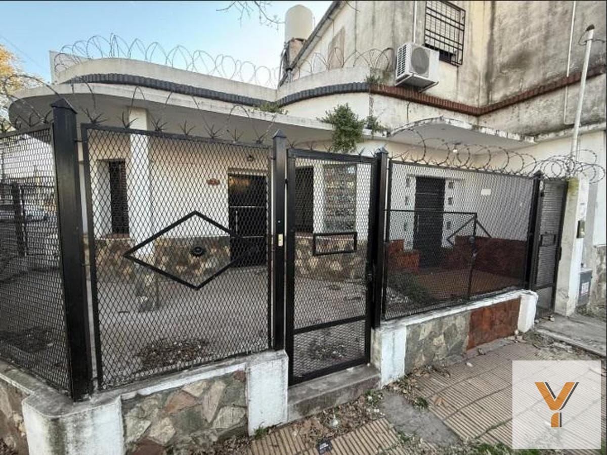 Multifamily home for sale - 201 square meters - Bernal