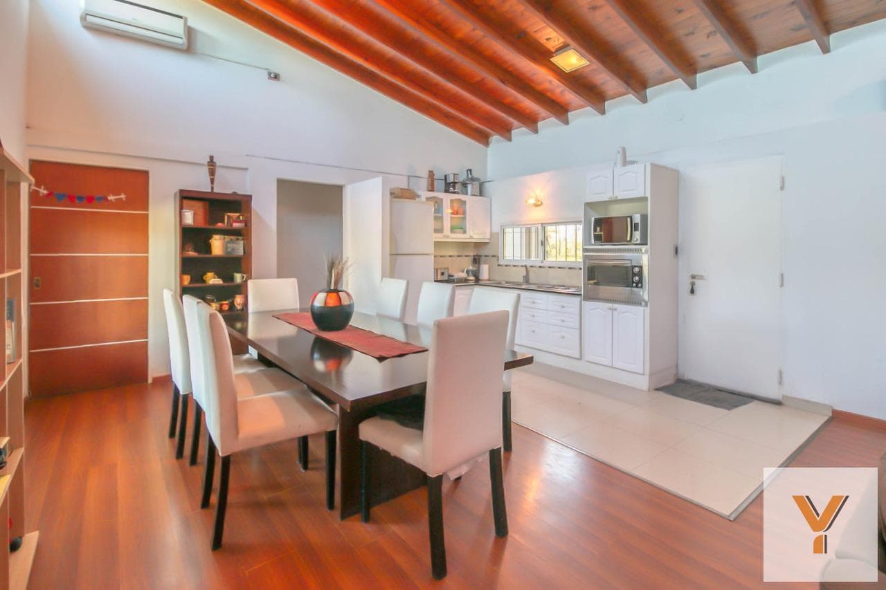House for sale - 3 bedrooms, 3 bathrooms - 2 parking spaces - 250 m² - City Bell, La Plata