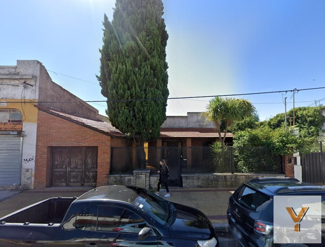 House for Sale - 3 Bedrooms, 2 Bathrooms - 556 m² - Tandil