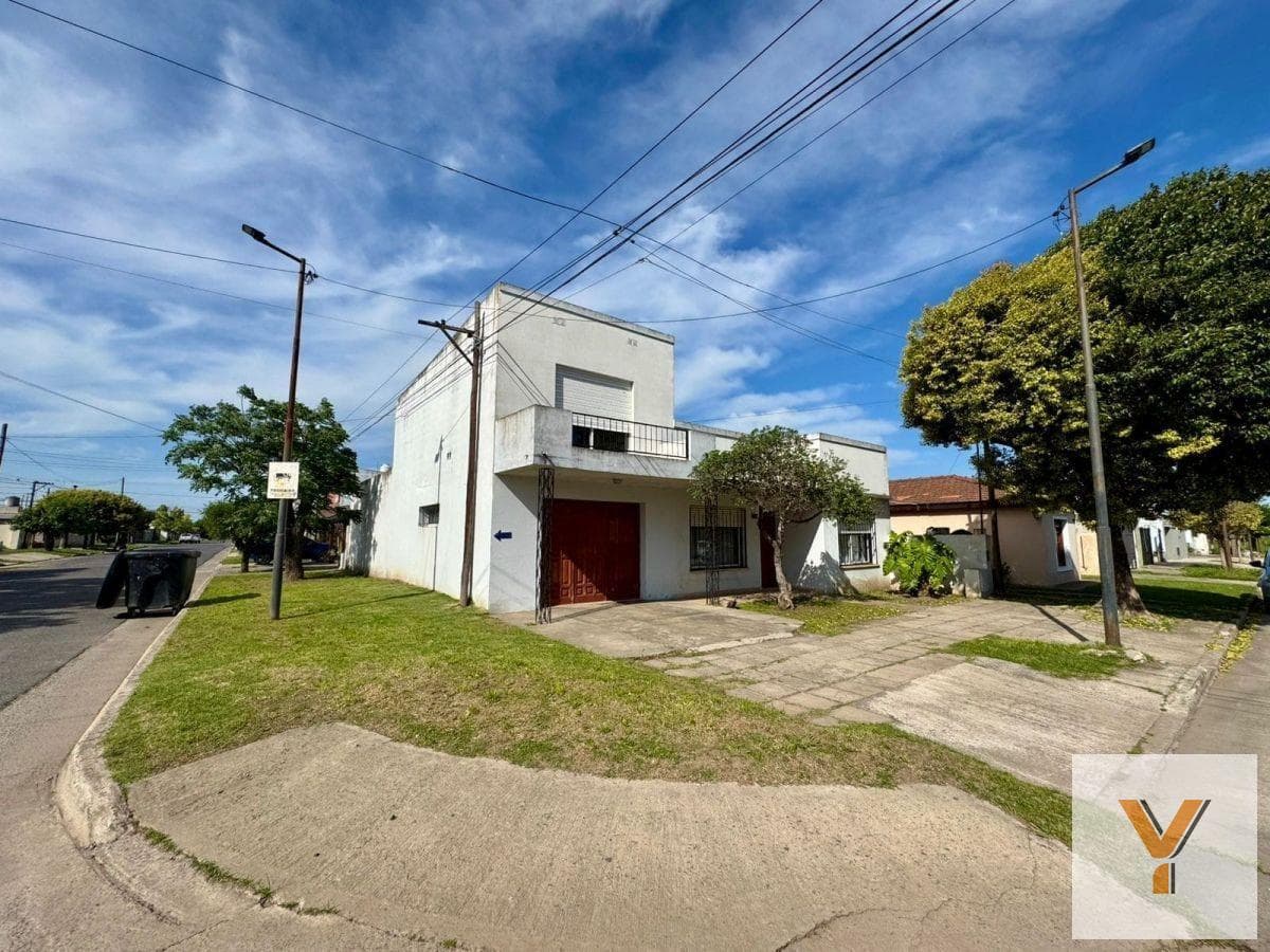 House for Sale - 3 Bedrooms, 2 Bathrooms - 209 m² - Chivilcoy