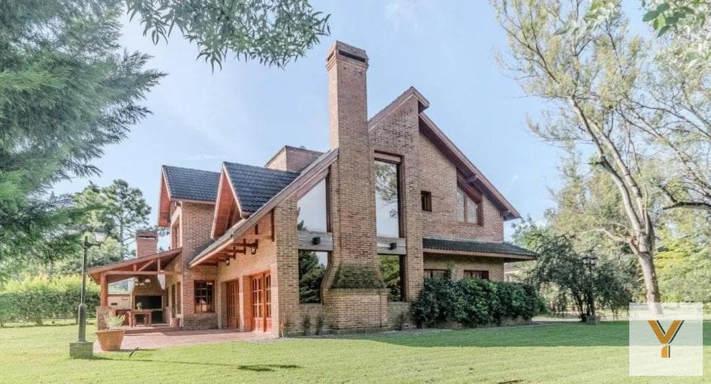 House for Rent - 4 Bedrooms, 5 Bathrooms - Ezeiza