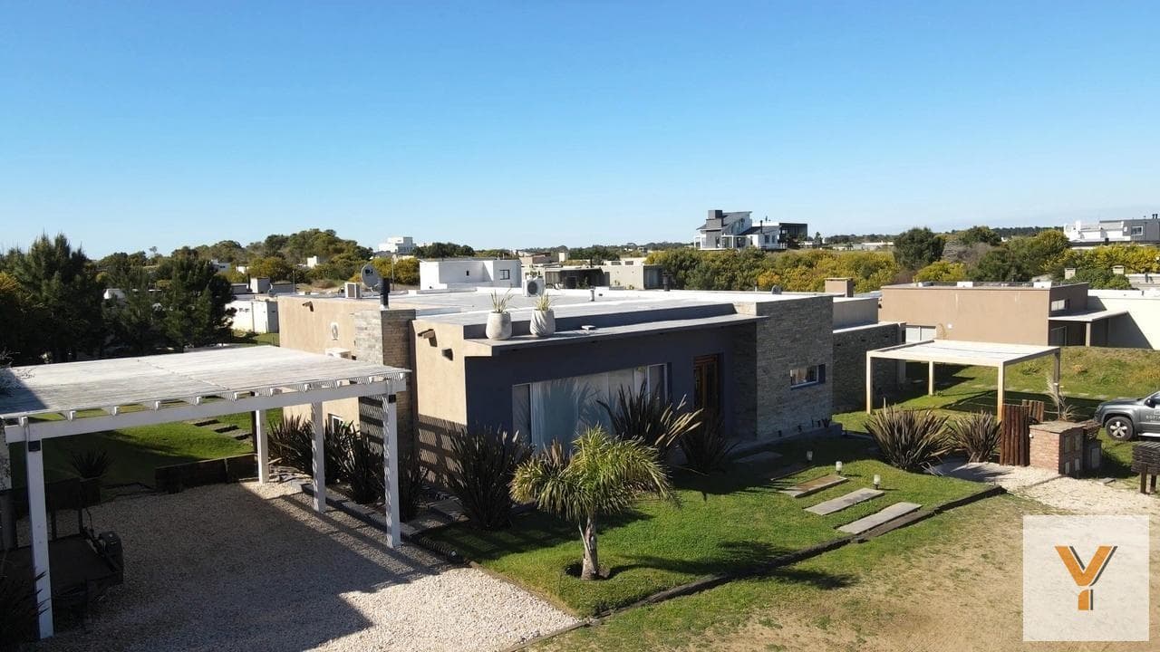 House for Sale - 4 Bedrooms, 2 Bathrooms - Deportivo I