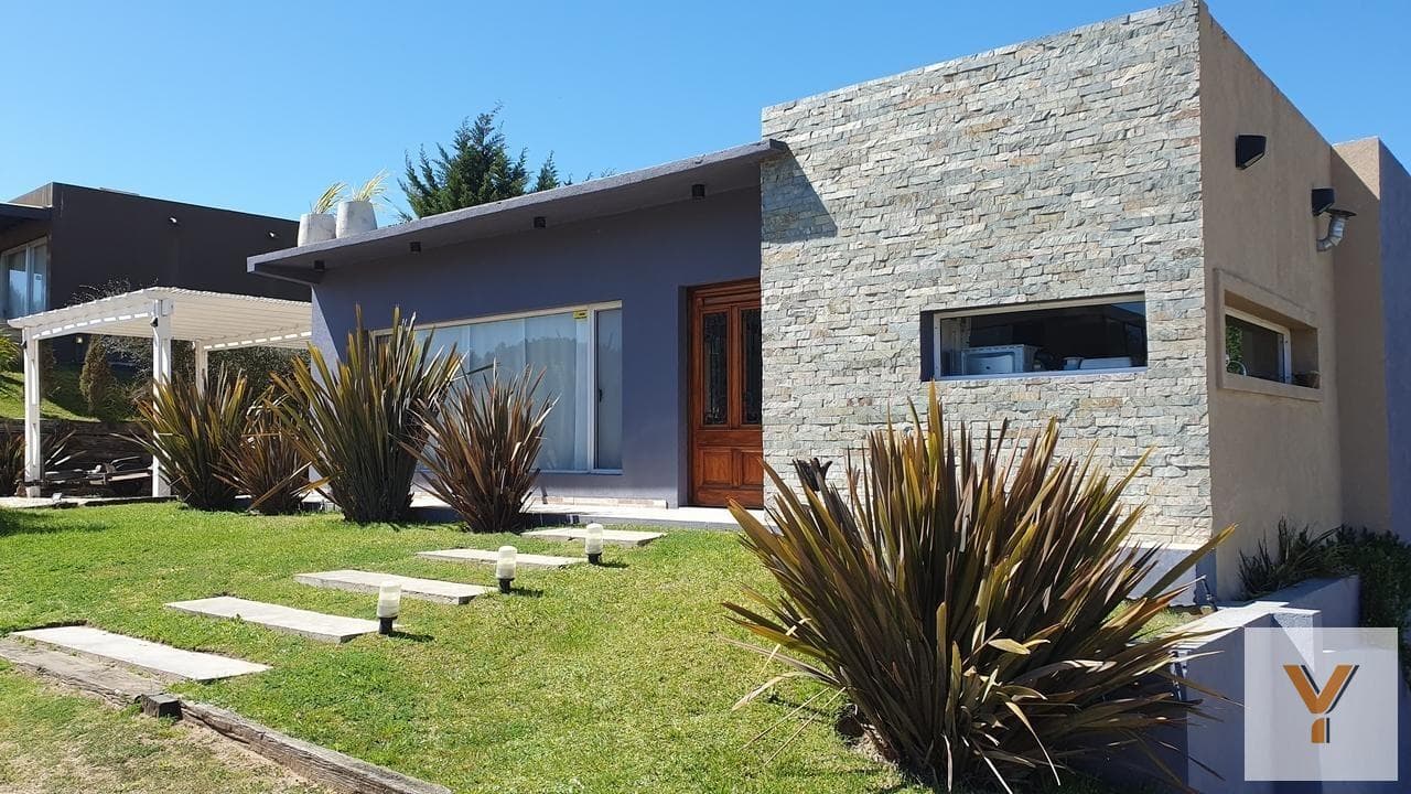 House for Sale - 4 Bedrooms, 2 Bathrooms - Deportivo I