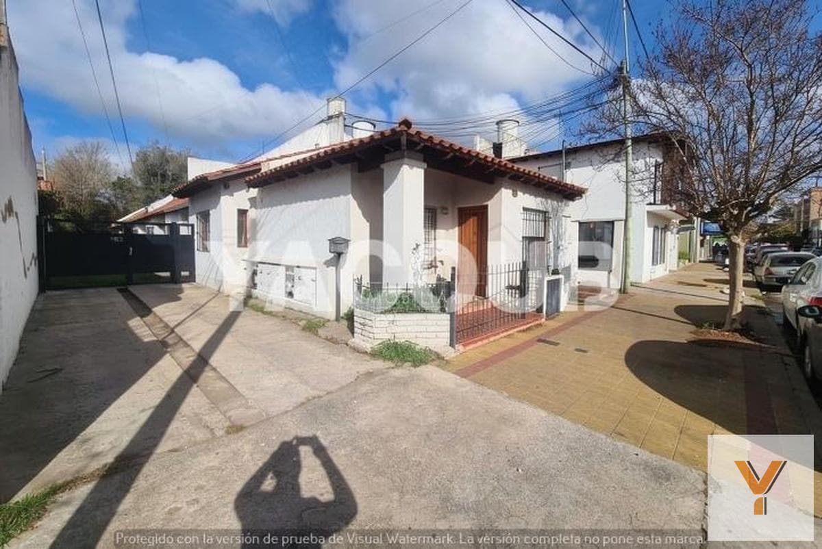 OPPORTUNITY! Centrally located duplex for sale—with driveway and yard—in downtown Tandil—HEAR MY OFFER