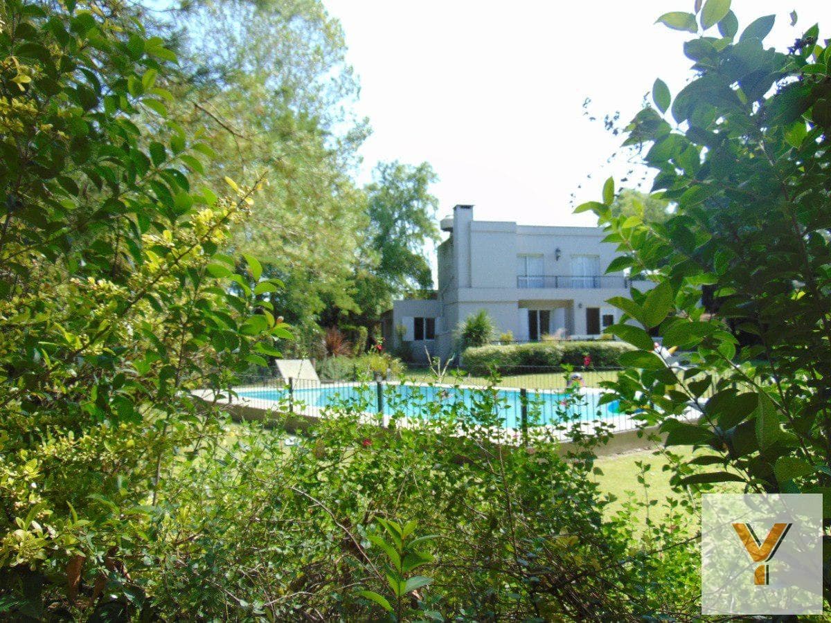 House for sale - 3 bedrooms, 2 bathrooms - 200 square meters - Azul