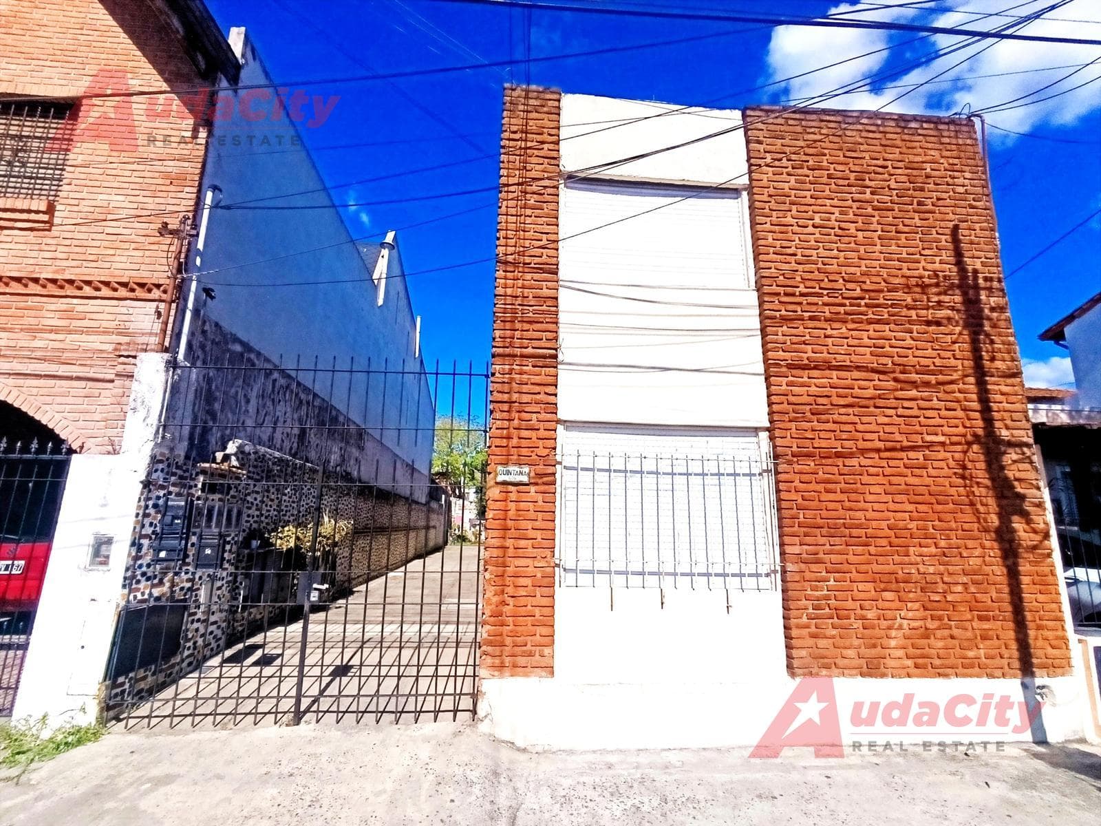 2-room duplex for sale in Castelar, no maintenance fees, garage, patio
