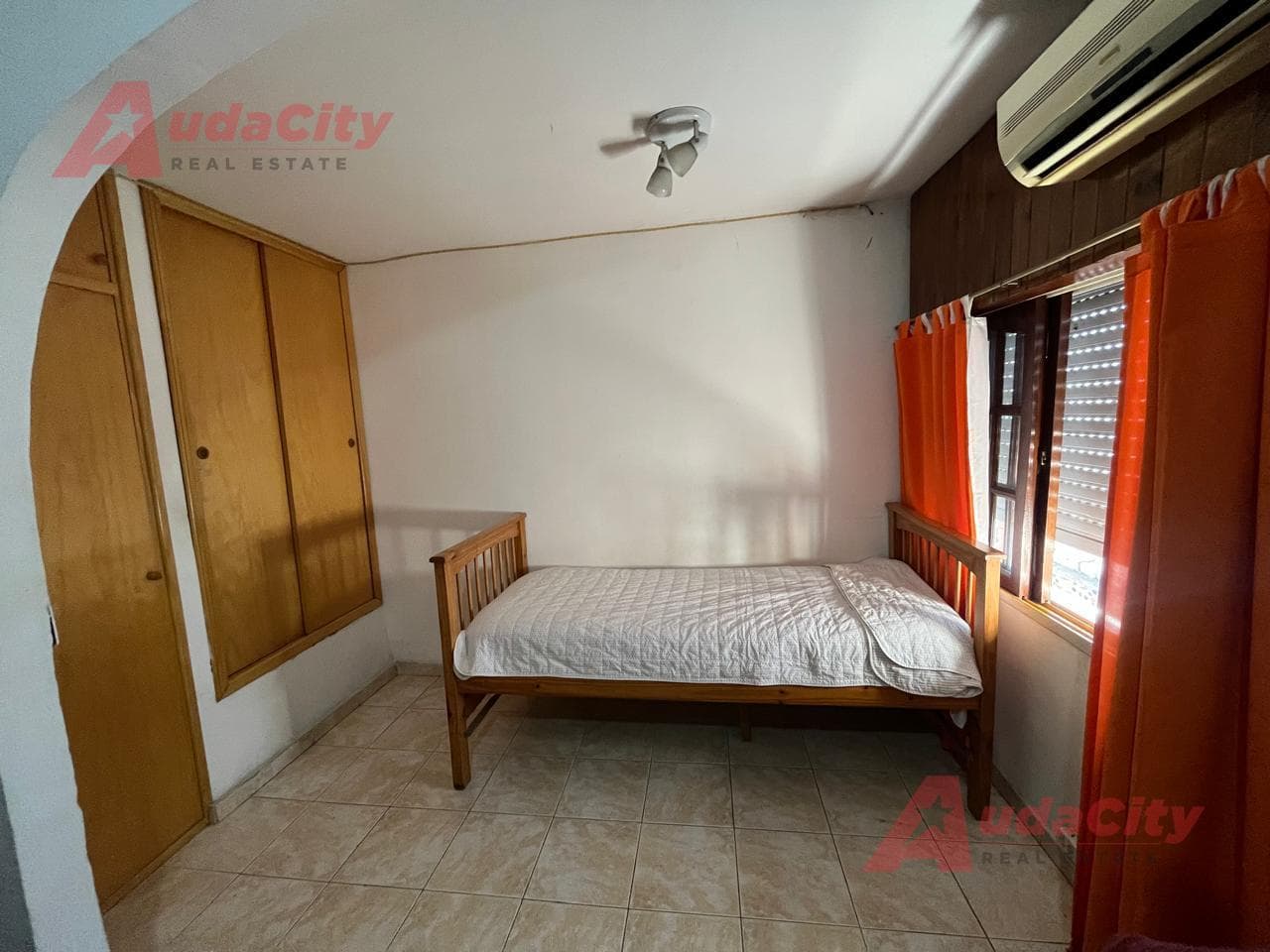 2-room duplex for sale in Castelar, no maintenance fees, garage, patio