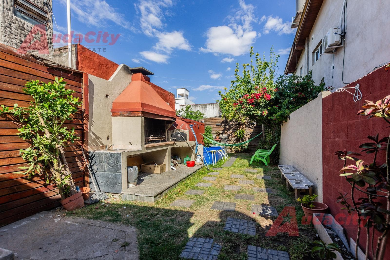 3-room house for sale in Rafael Castillo. With a barbecue and private patio.