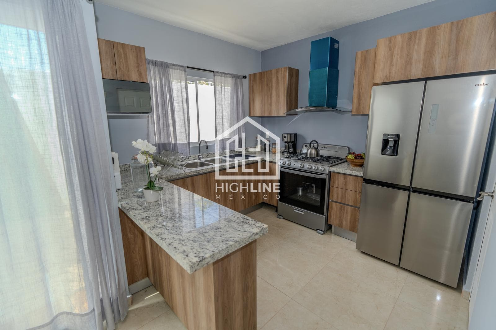 OPORTNIDAD!! CASA DE 3 RECÁMARAS, TERRAZA, Y SIN COLINDANCIAS. PLAYA DEL CARMEN. ENTREGA INMEDIATA