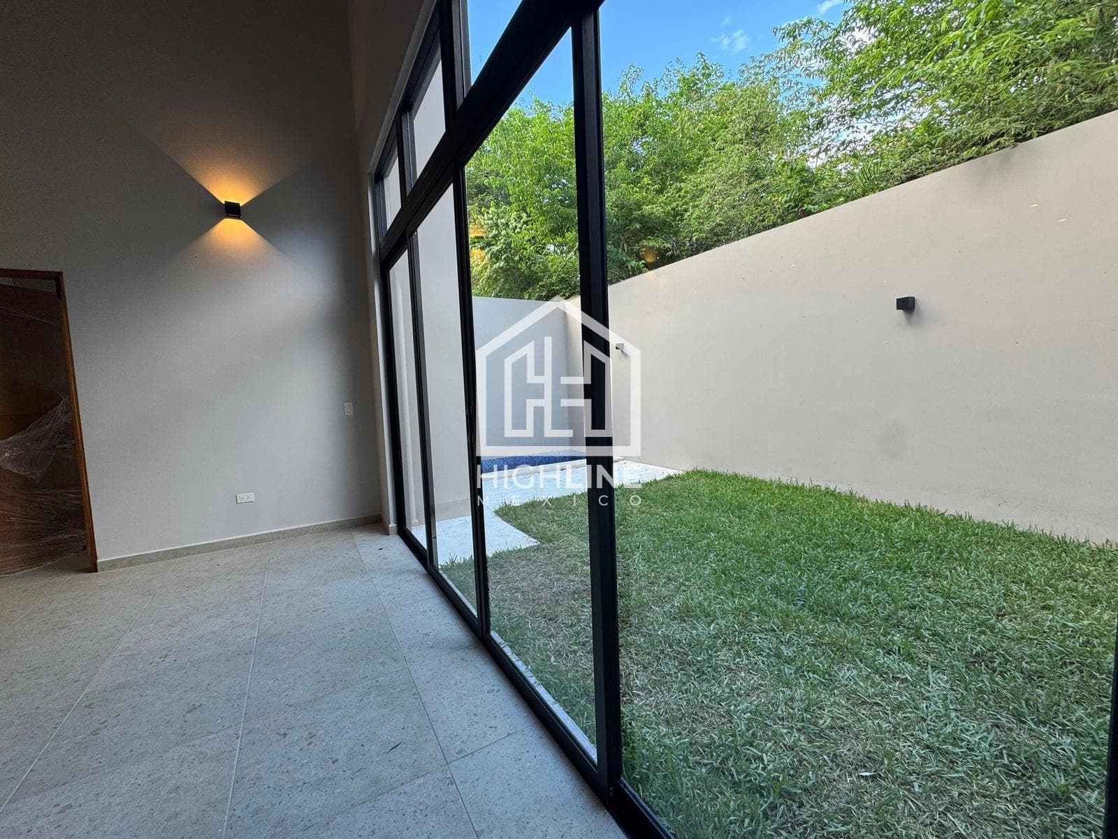 ÚLTIMA CASA EN VENTA!! 3 RECÁMARAS ,TERRAZA Y ALBERCA PRIVADA. PLAYA DEL CARMEN. ENTREGA INMEDIATA.