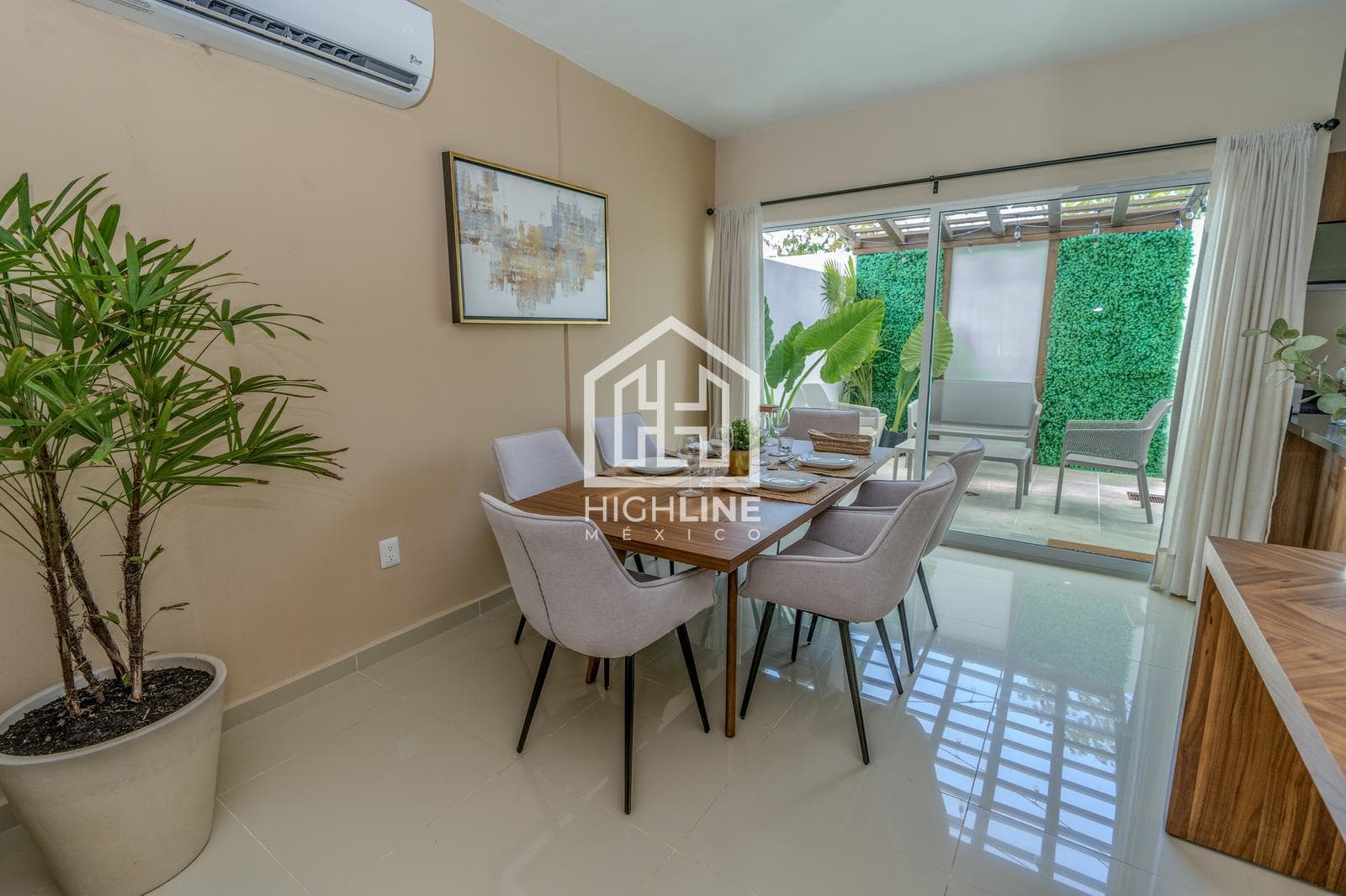 DETACHED HOUSE. 3 BEDROOMS WITH BALCONY AND TERRACE. PLAYA DEL CARMEN. AVAILABLE IMMEDIATELY