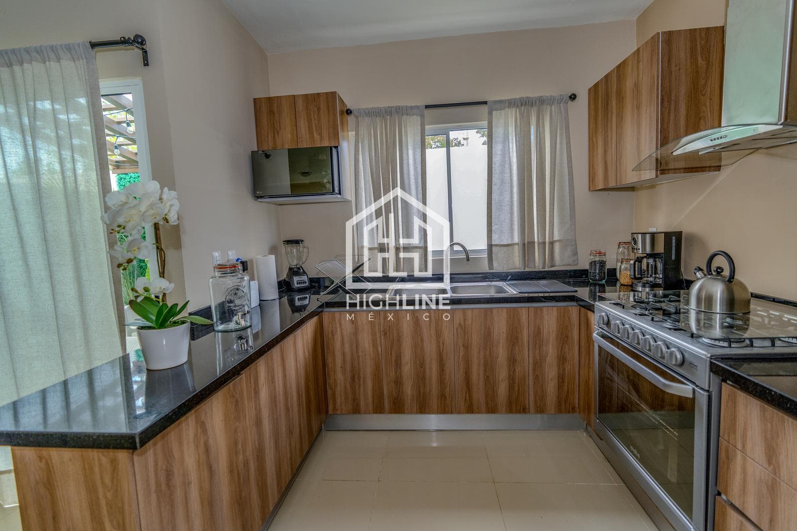 DETACHED HOUSE. 3 BEDROOMS WITH BALCONY AND TERRACE. PLAYA DEL CARMEN. AVAILABLE IMMEDIATELY