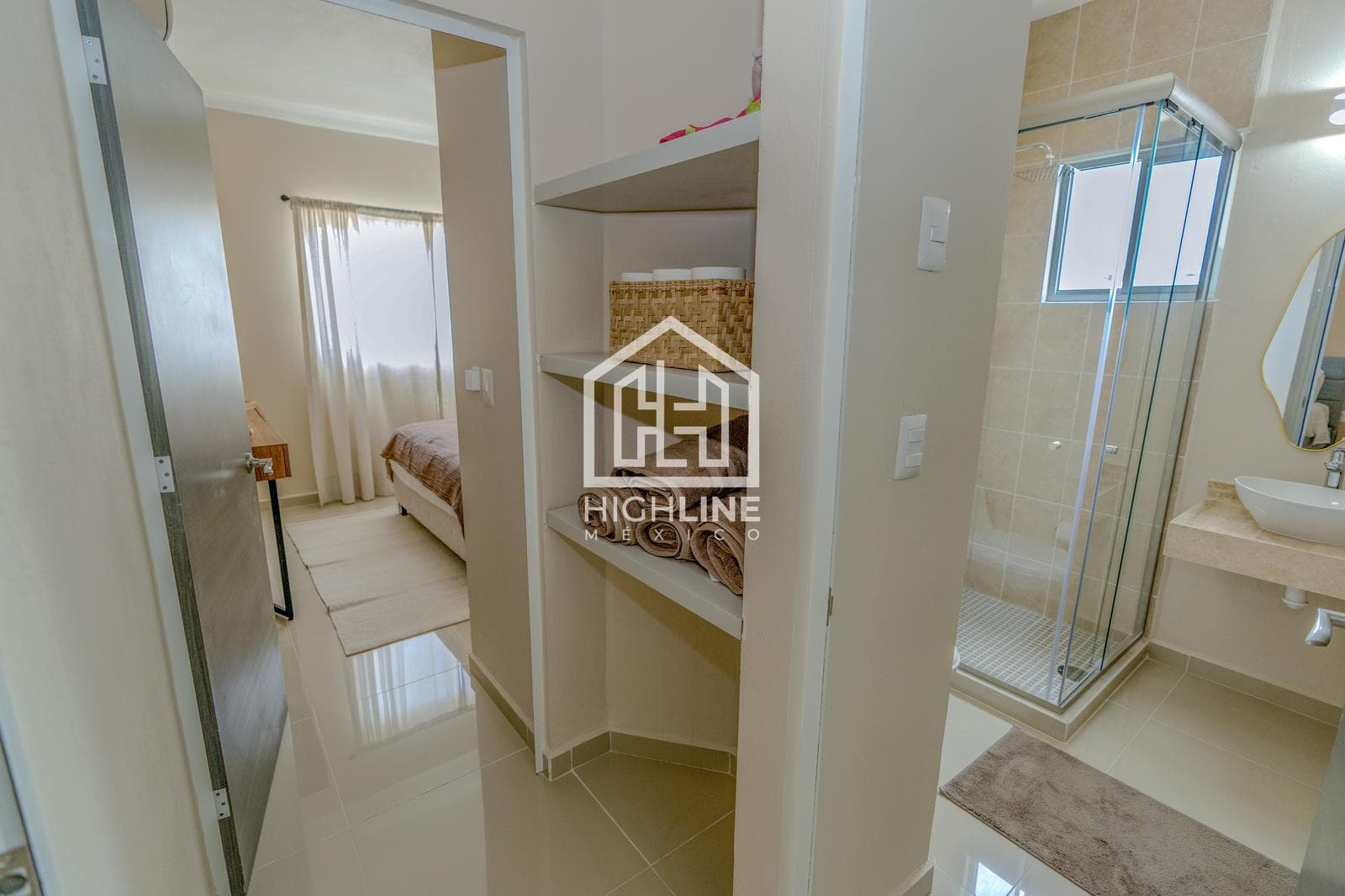 DETACHED HOUSE. 3 BEDROOMS WITH BALCONY AND TERRACE. PLAYA DEL CARMEN. AVAILABLE IMMEDIATELY