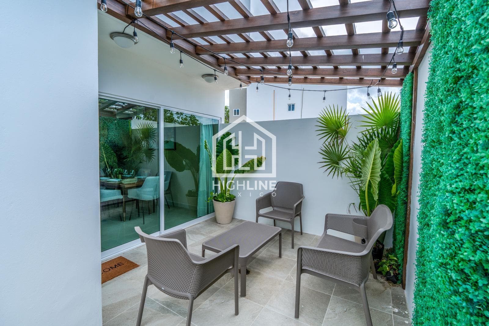 DETACHED HOUSE. 3 BEDROOMS WITH BALCONY AND TERRACE. PLAYA DEL CARMEN. AVAILABLE IMMEDIATELY