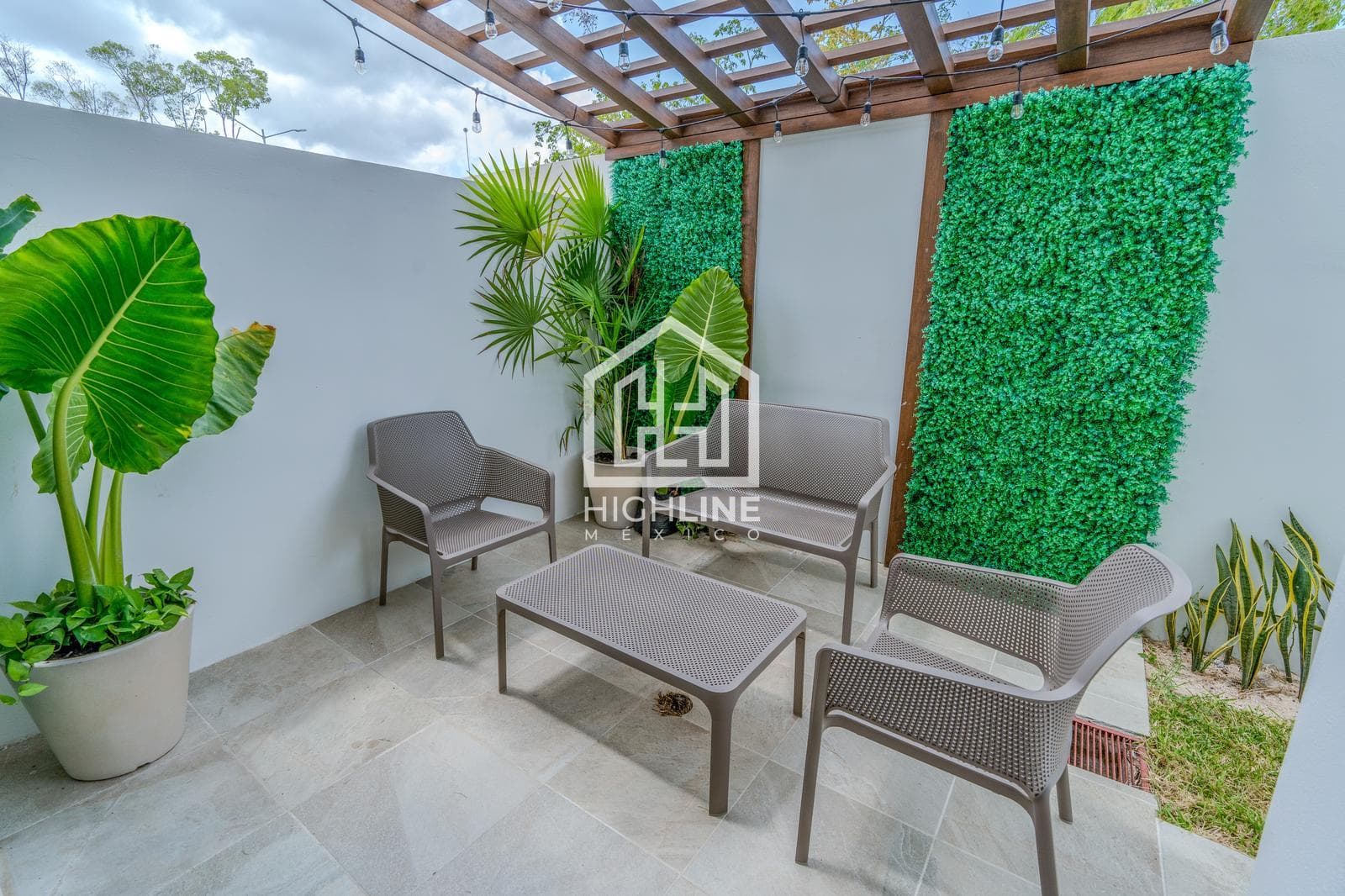 DETACHED HOUSE. 3 BEDROOMS WITH BALCONY AND TERRACE. PLAYA DEL CARMEN. AVAILABLE IMMEDIATELY