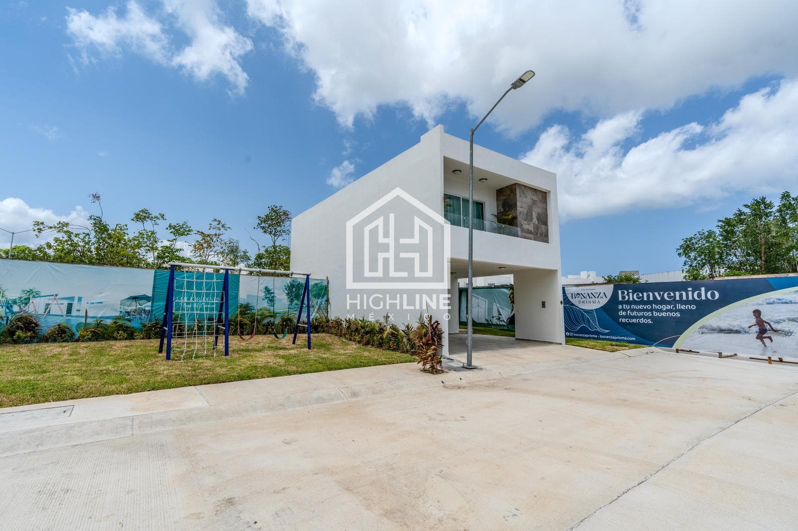 DETACHED HOUSE. 3 BEDROOMS WITH BALCONY AND TERRACE. PLAYA DEL CARMEN. AVAILABLE IMMEDIATELY