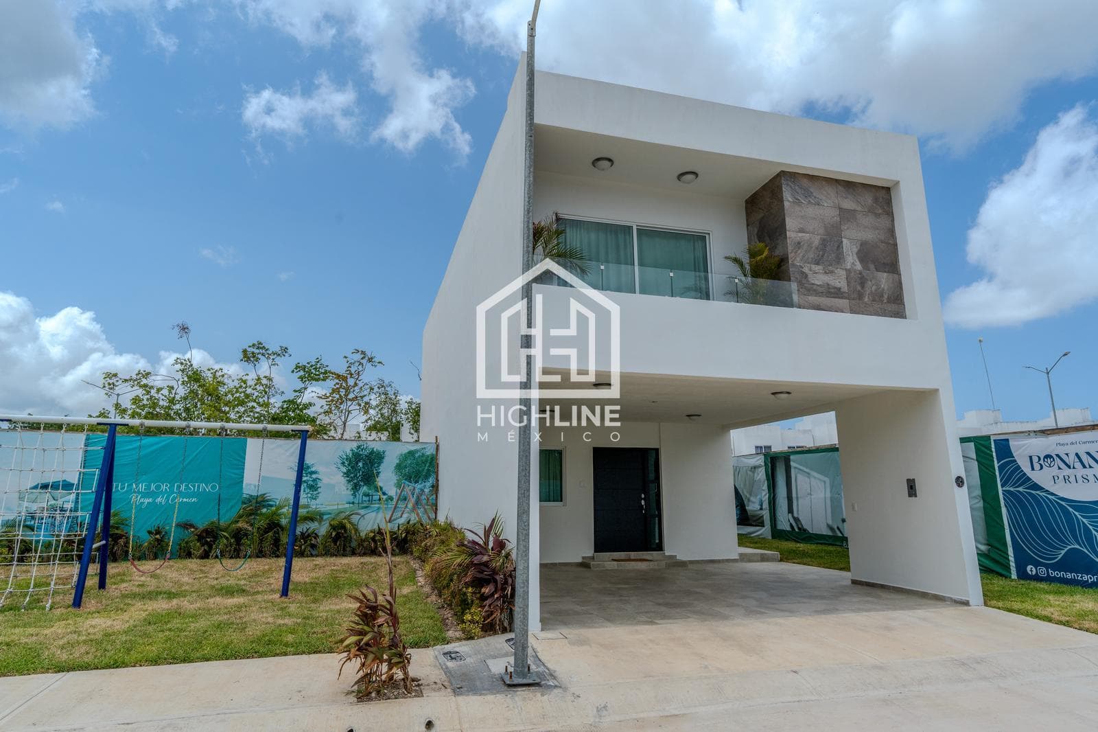 DETACHED HOUSE. 3 BEDROOMS WITH BALCONY AND TERRACE. PLAYA DEL CARMEN. AVAILABLE IMMEDIATELY
