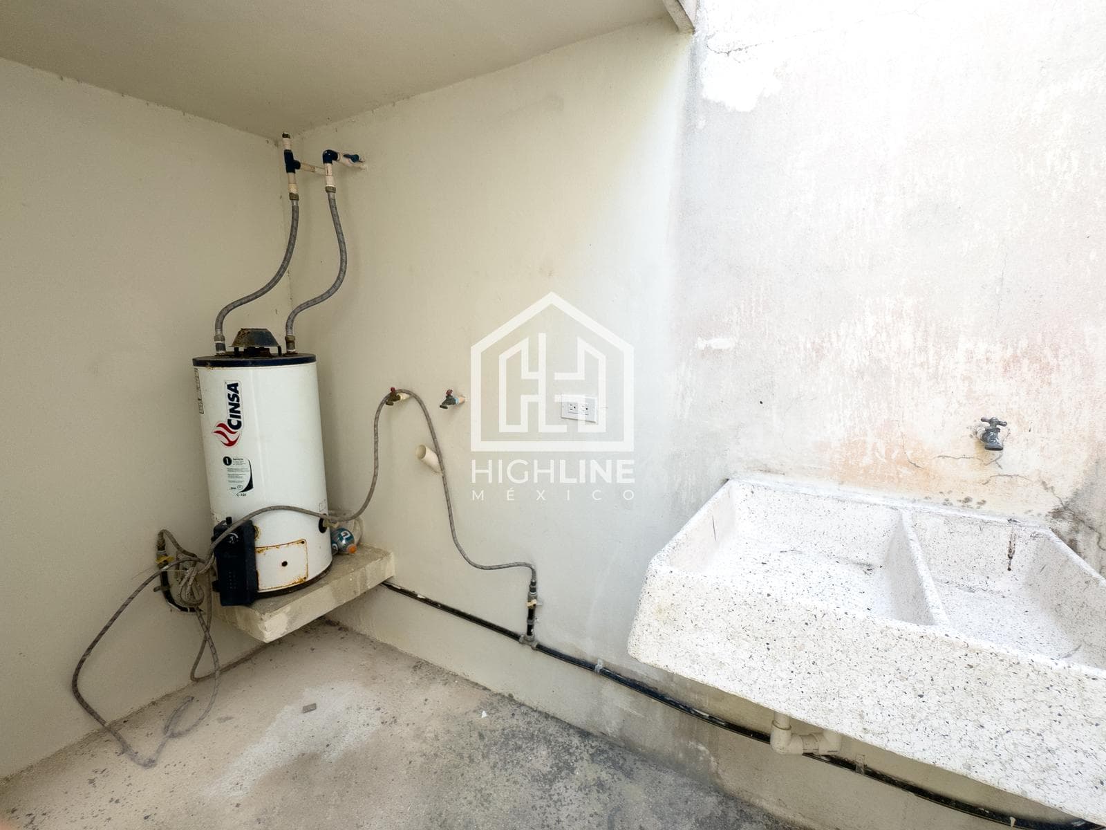 HOUSE / FOR SALE / 3 BEDROOMS / POOL AND GARDEN