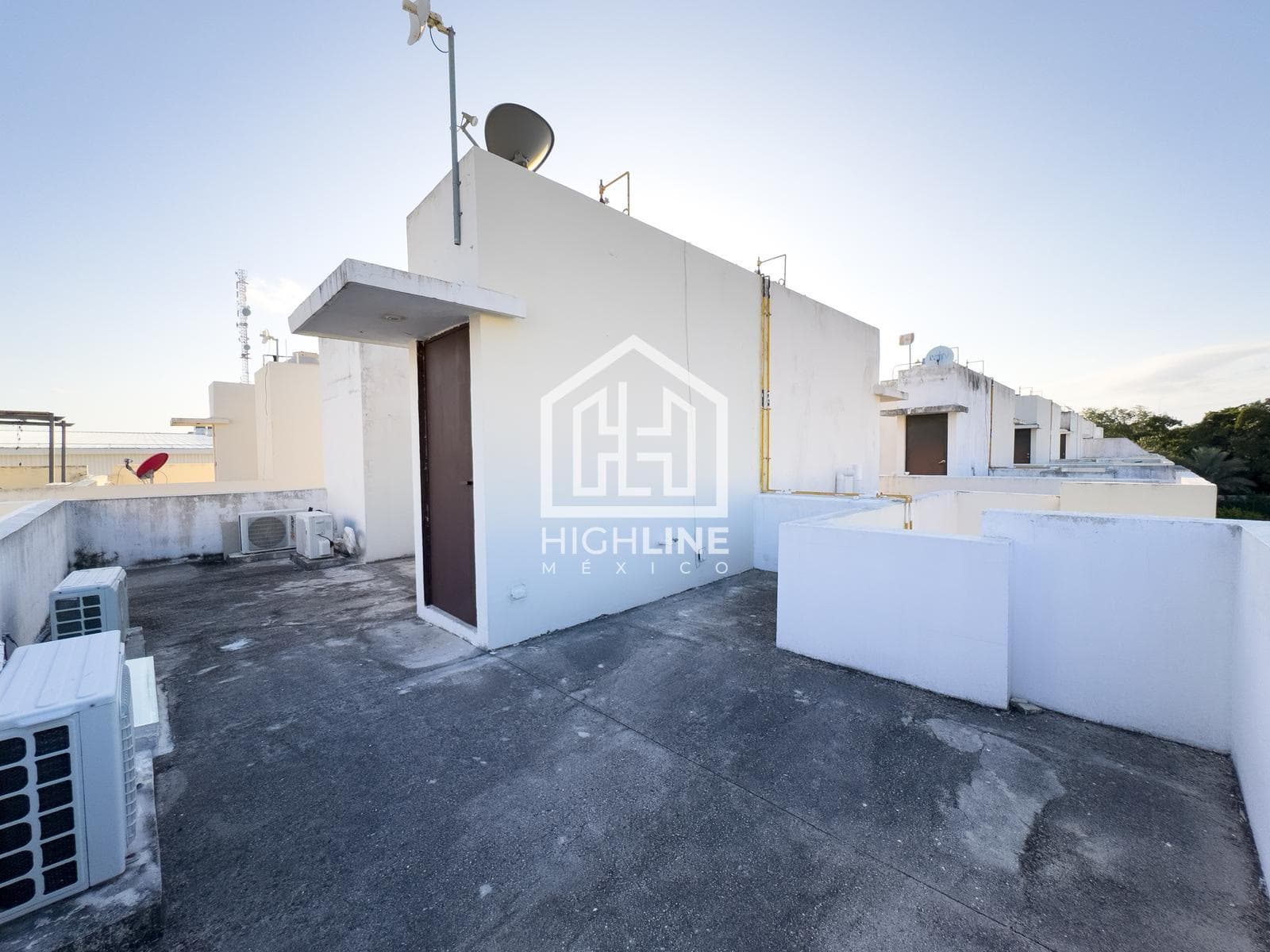 HOUSE / FOR SALE / 3 BEDROOMS / POOL AND GARDEN