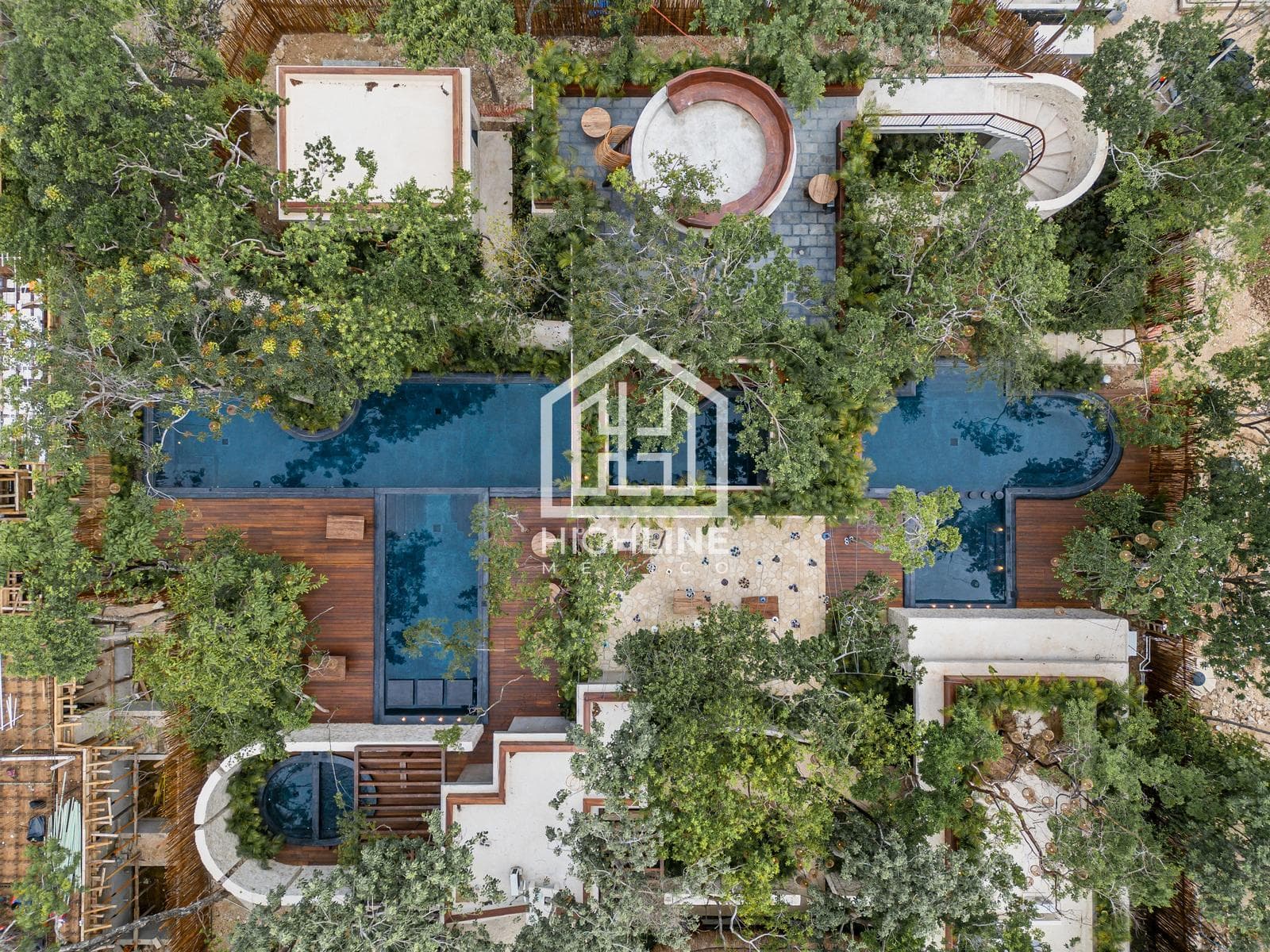 Studio Apartment in Tulum on Kukulkán Avenue with 2 Pools and a Gym