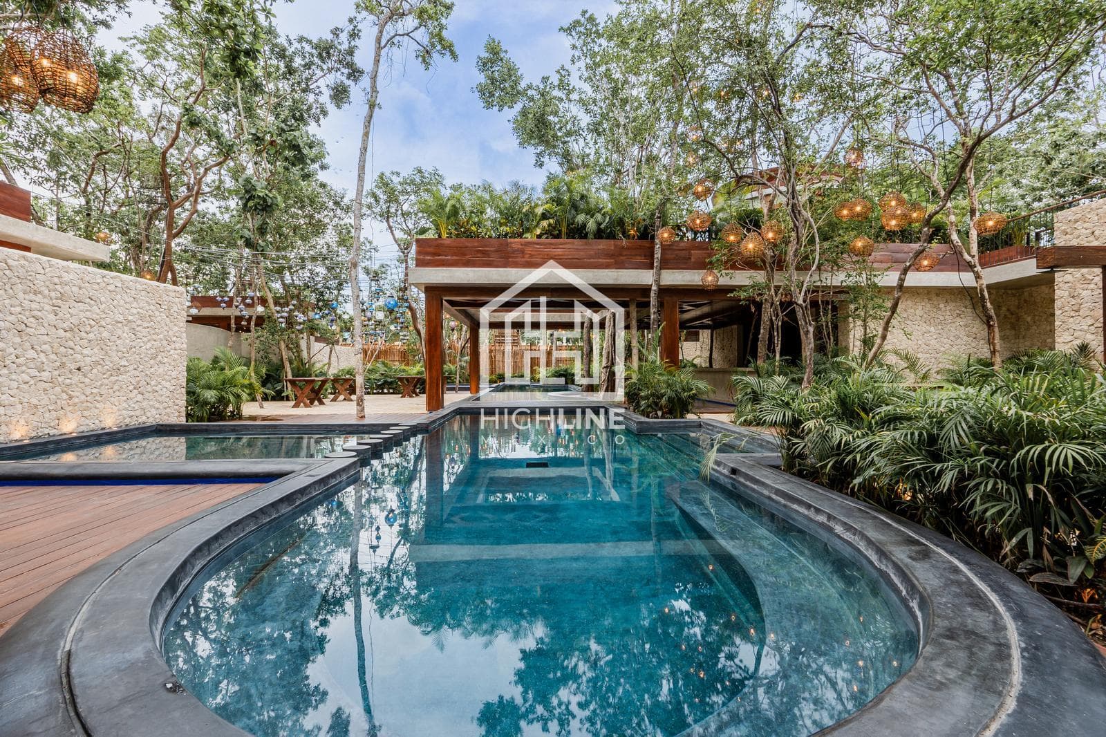 Studio Apartment in Tulum on Kukulkán Avenue with 2 Pools and a Gym