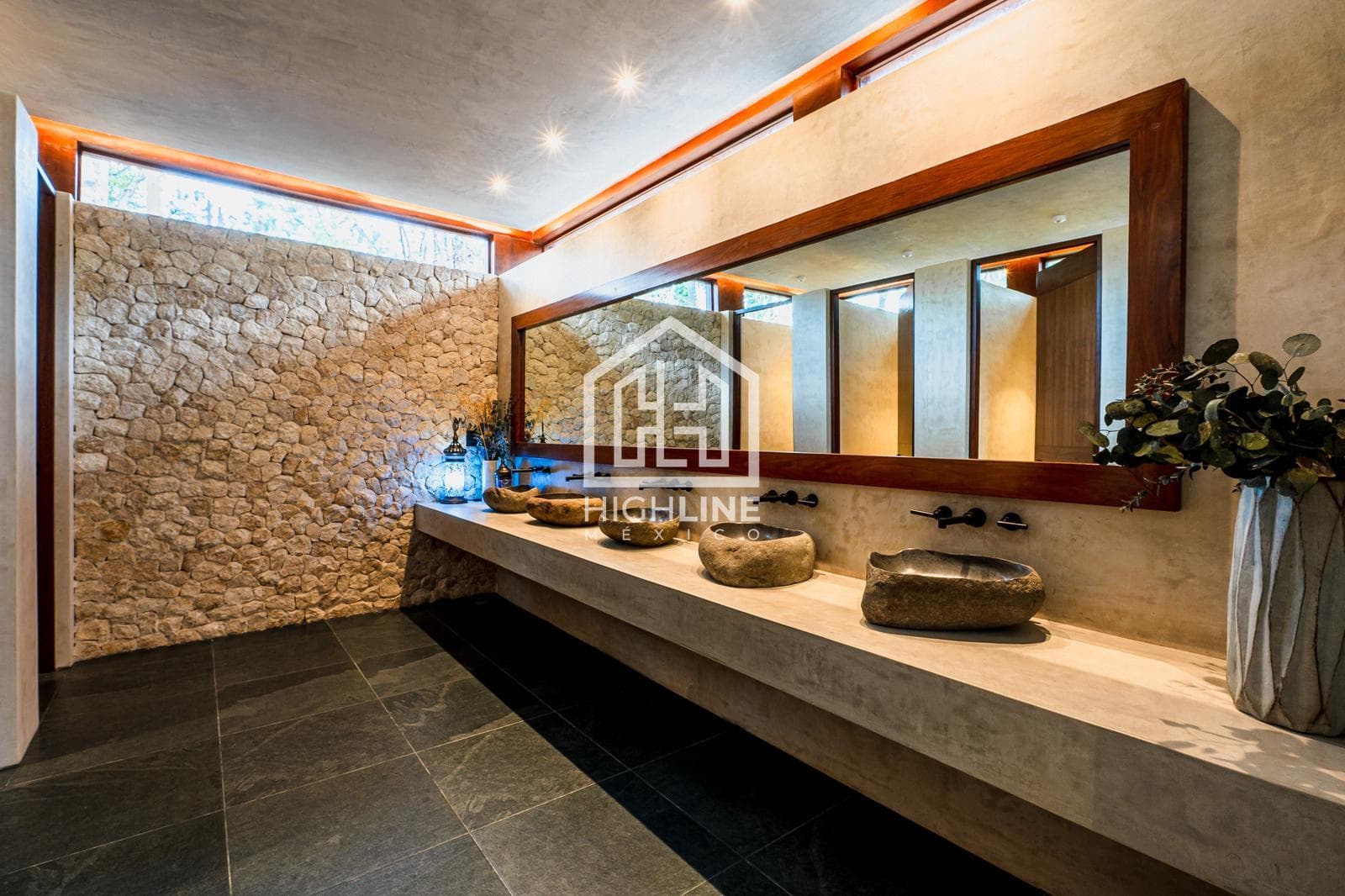 Studio Apartment in Tulum on Kukulkán Avenue with 2 Pools and a Gym