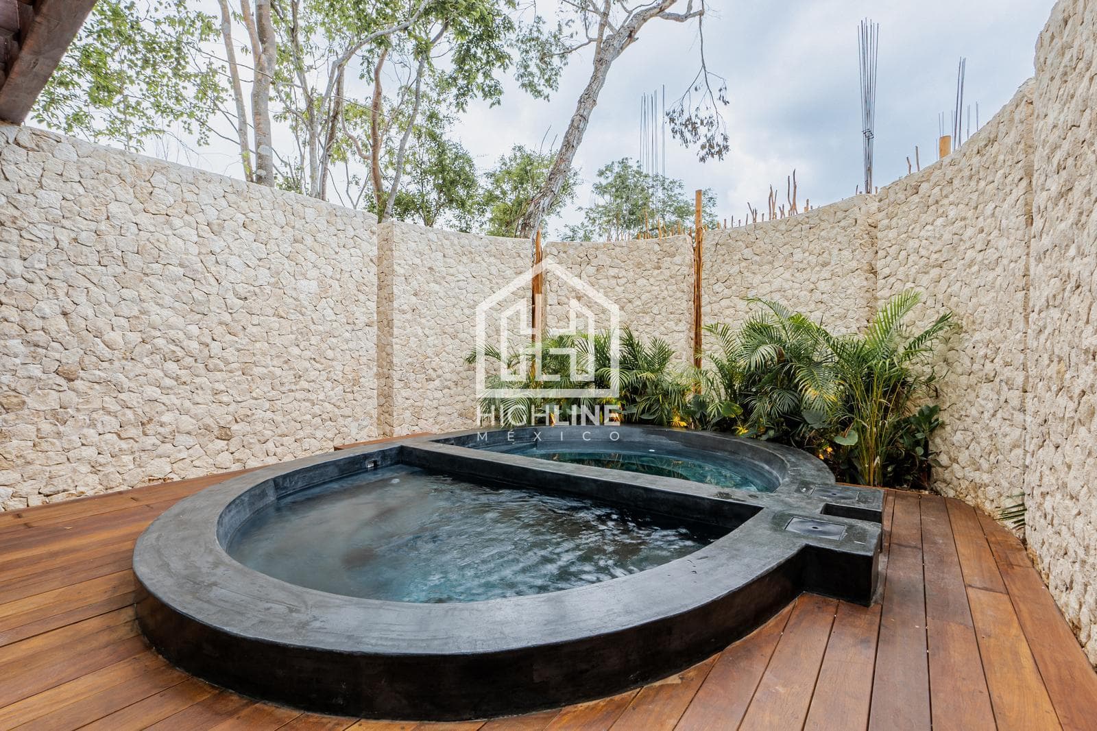 Studio Apartment in Tulum on Kukulkán Avenue with 2 Pools and a Gym