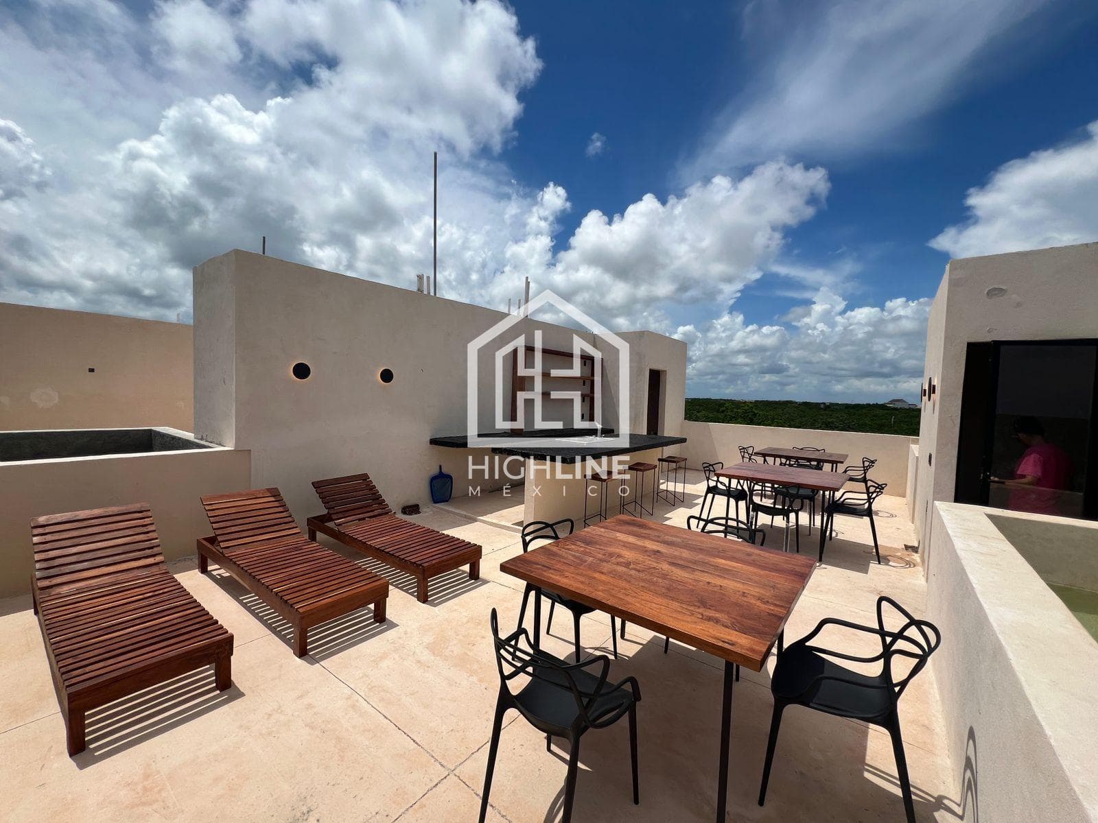 STUDIO FOR SALE IN TULUM WITH A ROOFTOP BAR AND SWIM-UP POOL