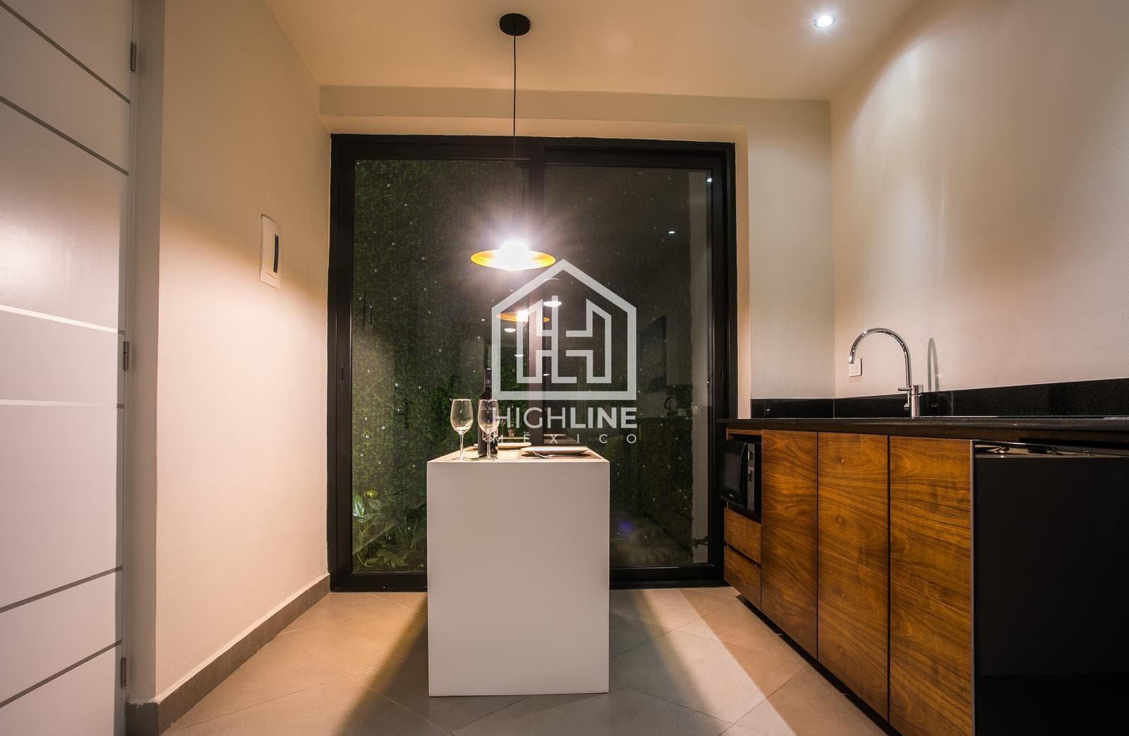 STUDIO APARTMENT WITH BALCONY FOR SALE. FULLY EQUIPPED AND FURNISHED. PLAYA DEL CARMEN. AVAILABLE IMMEDIATELY