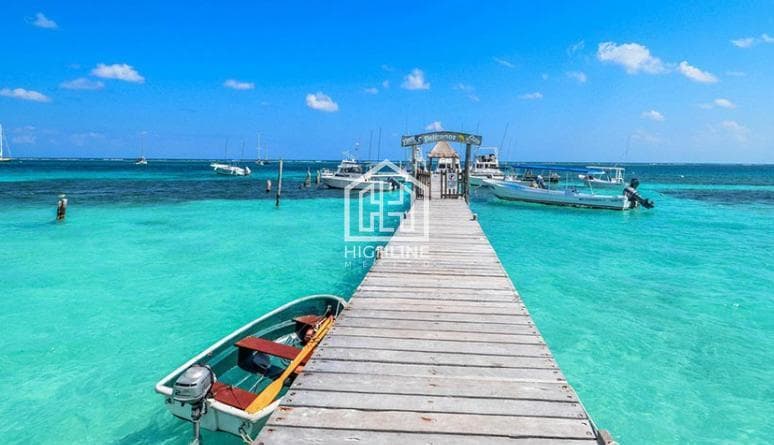 1-BEDROOM APARTMENT FOR SALE IN PLAYA DEL CARMEN WITH AN INFINITY POOL, GYM, AND RESTAURANT