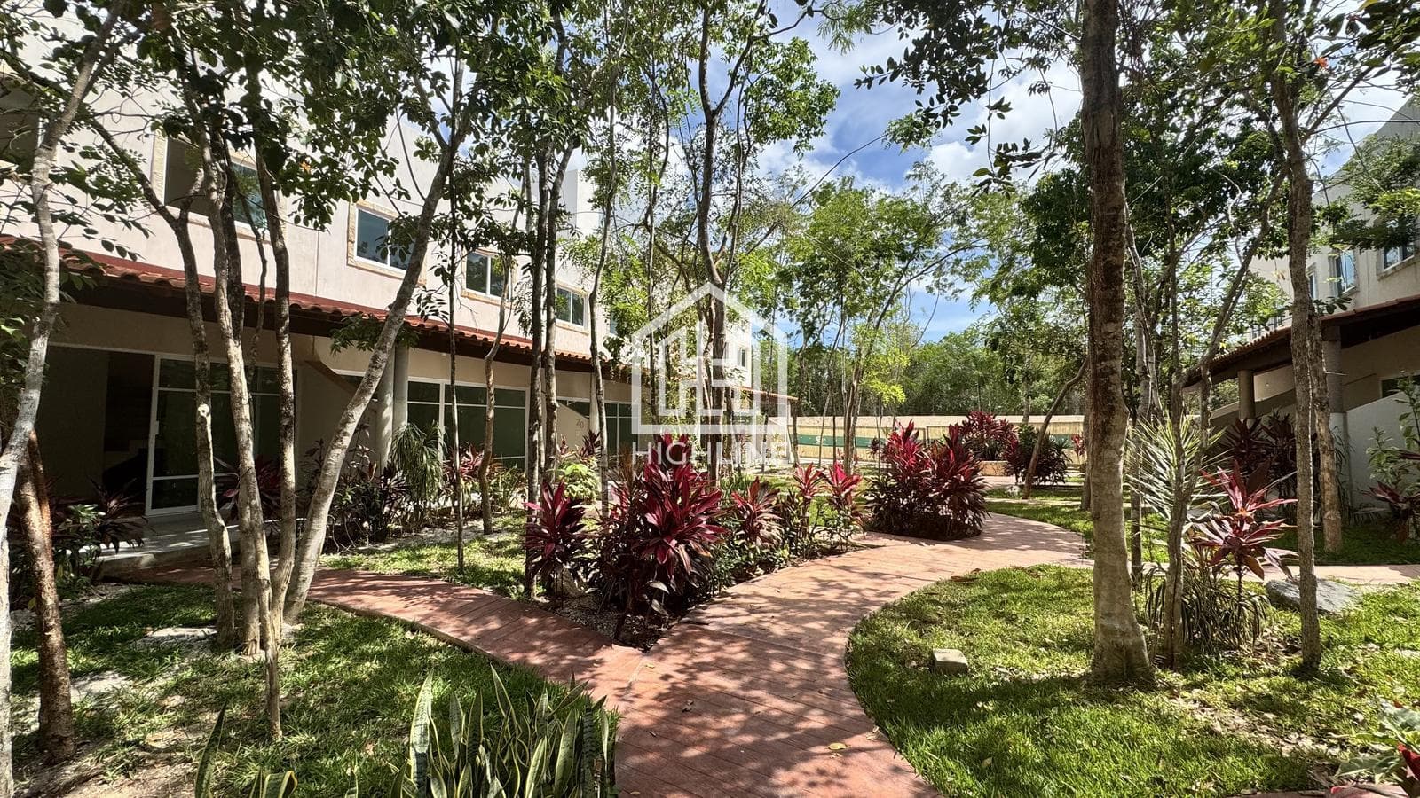 3-Bedroom House for Sale: Rooftop Unit in the Playa del Carmen Residential Area with Pool