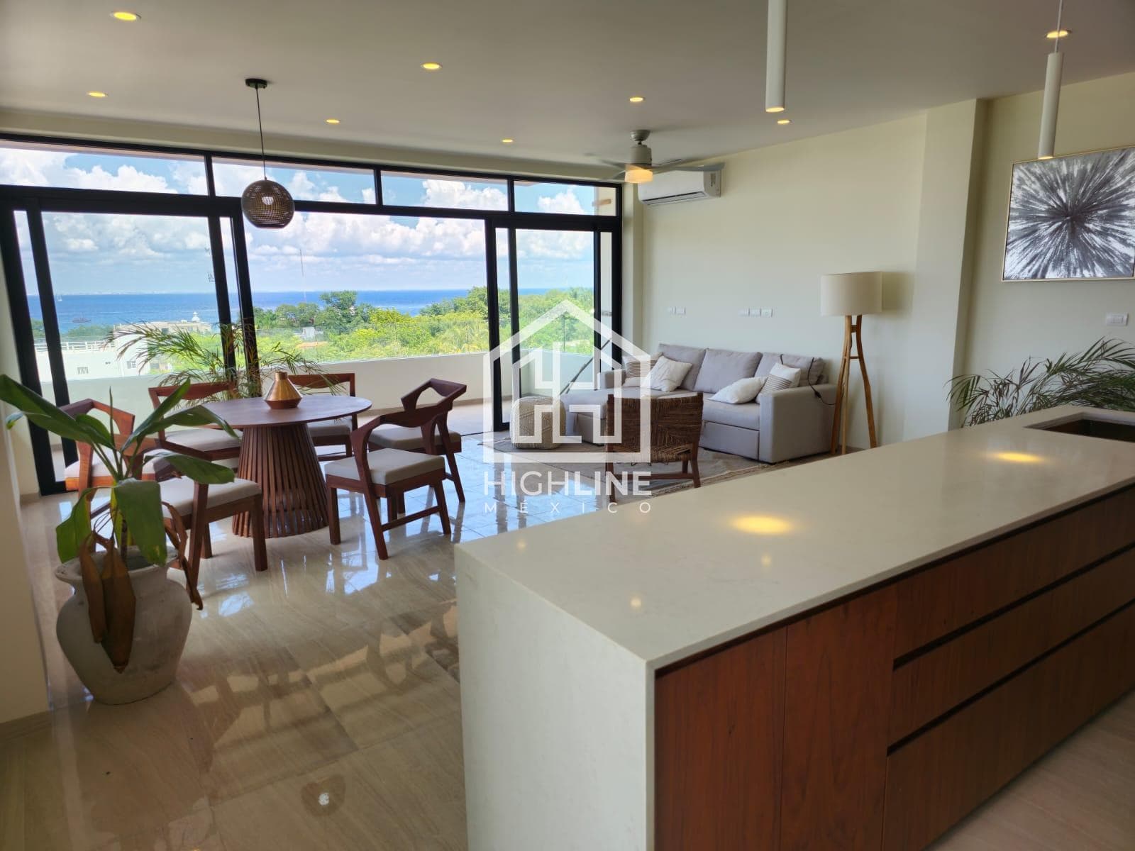 2-bedroom apartment with ocean views and a rooftop deck. Cozumel