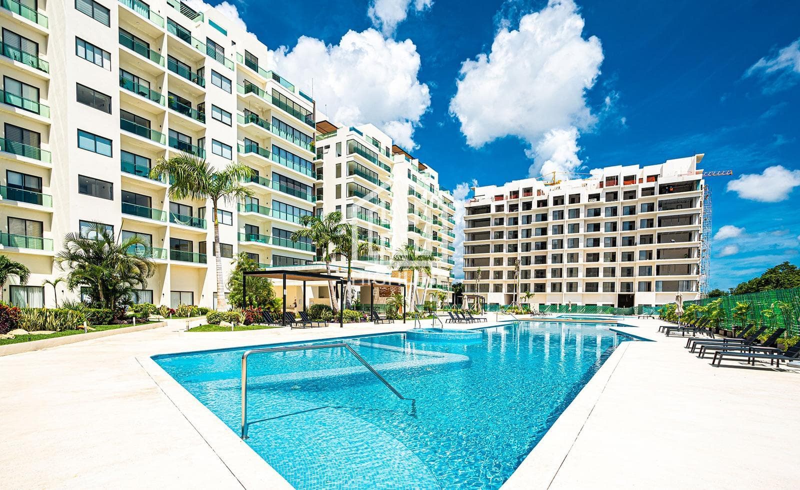 APARTMENT FOR SALE IN PLAYA DEL CARMEN: 3 BEDROOMS WITH SPA, GYM, AND POOL