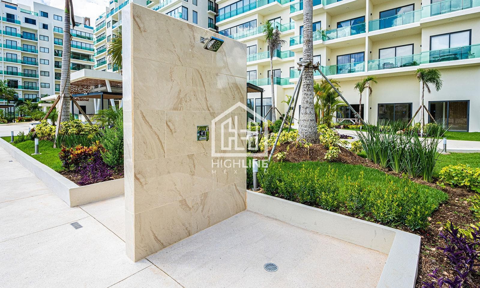 APARTMENT FOR SALE IN PLAYA DEL CARMEN: 3 BEDROOMS WITH SPA, GYM, AND POOL