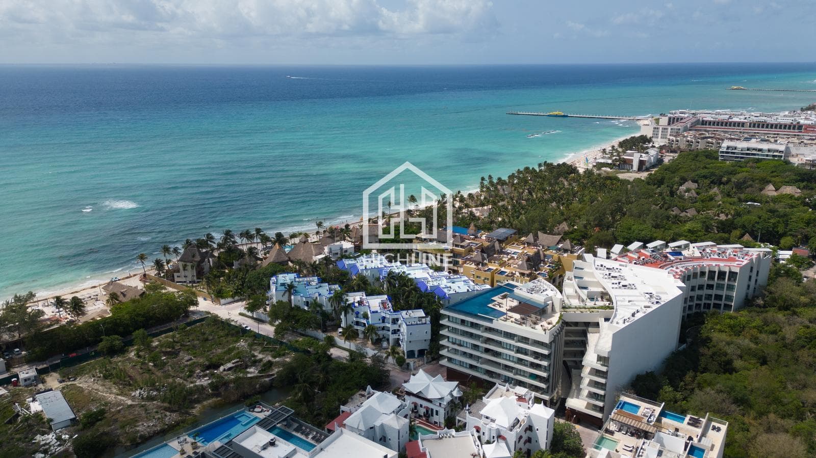 2-BEDROOM APARTMENT JUST STEPS FROM THE OCEAN / PLAYA DEL CARMEN / SPECIAL PRICE.
