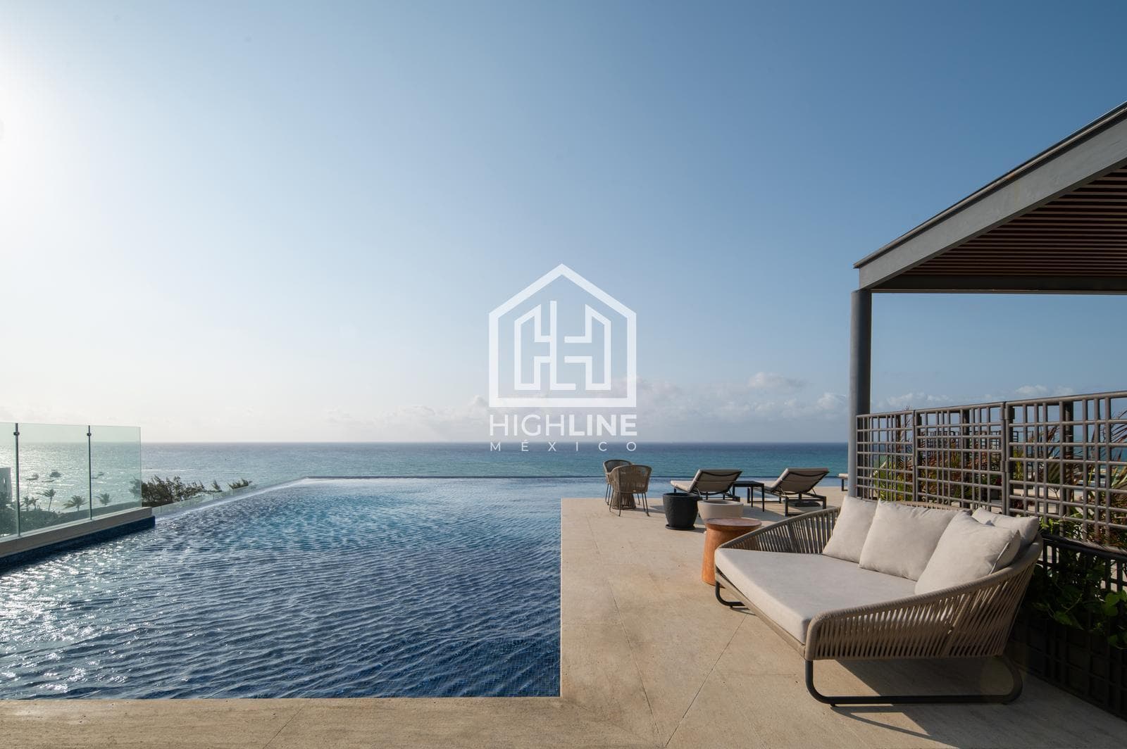 2-BEDROOM APARTMENT JUST STEPS FROM THE OCEAN / PLAYA DEL CARMEN / SPECIAL PRICE.